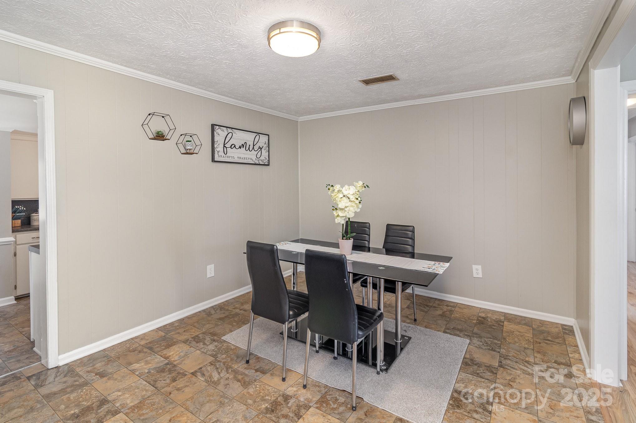 515 Burlington Street Property Photo 8