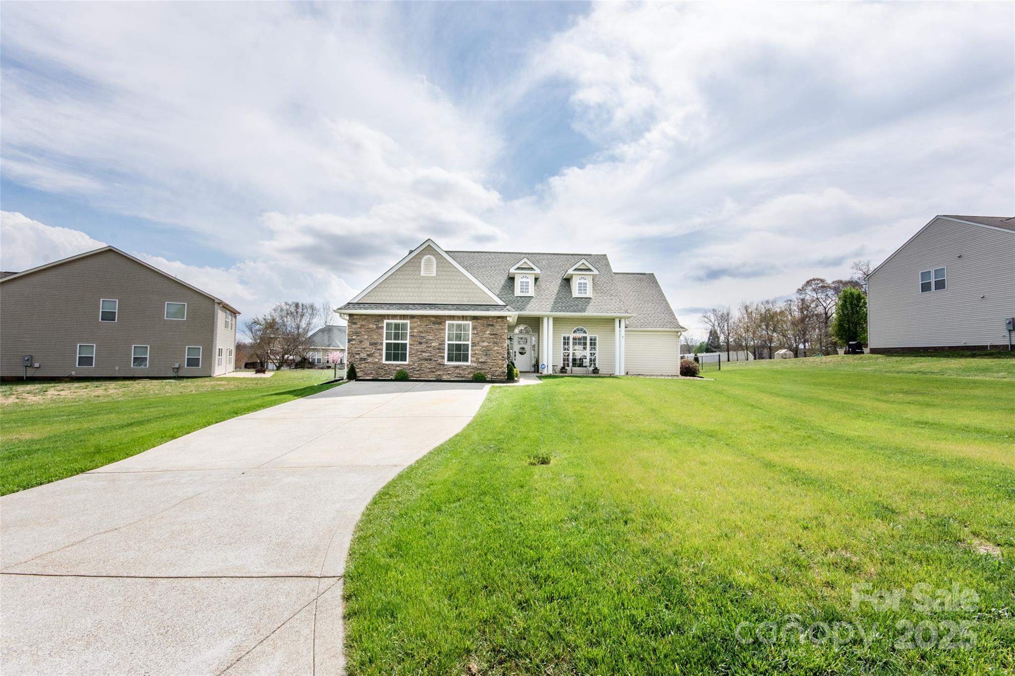 118 Heathrow Lane Property Photo 3