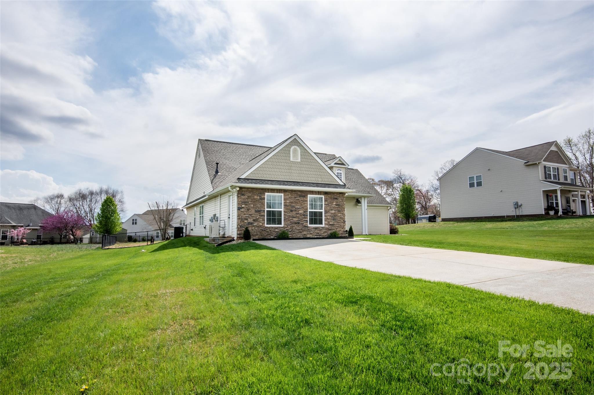 118 Heathrow Lane Property Photo 4