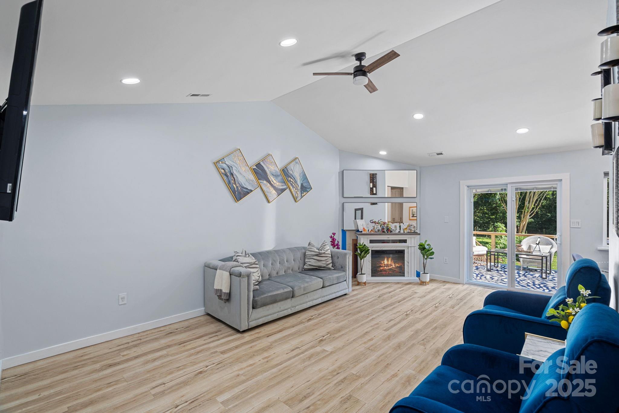 8122 Sherington Way Property Photo 4