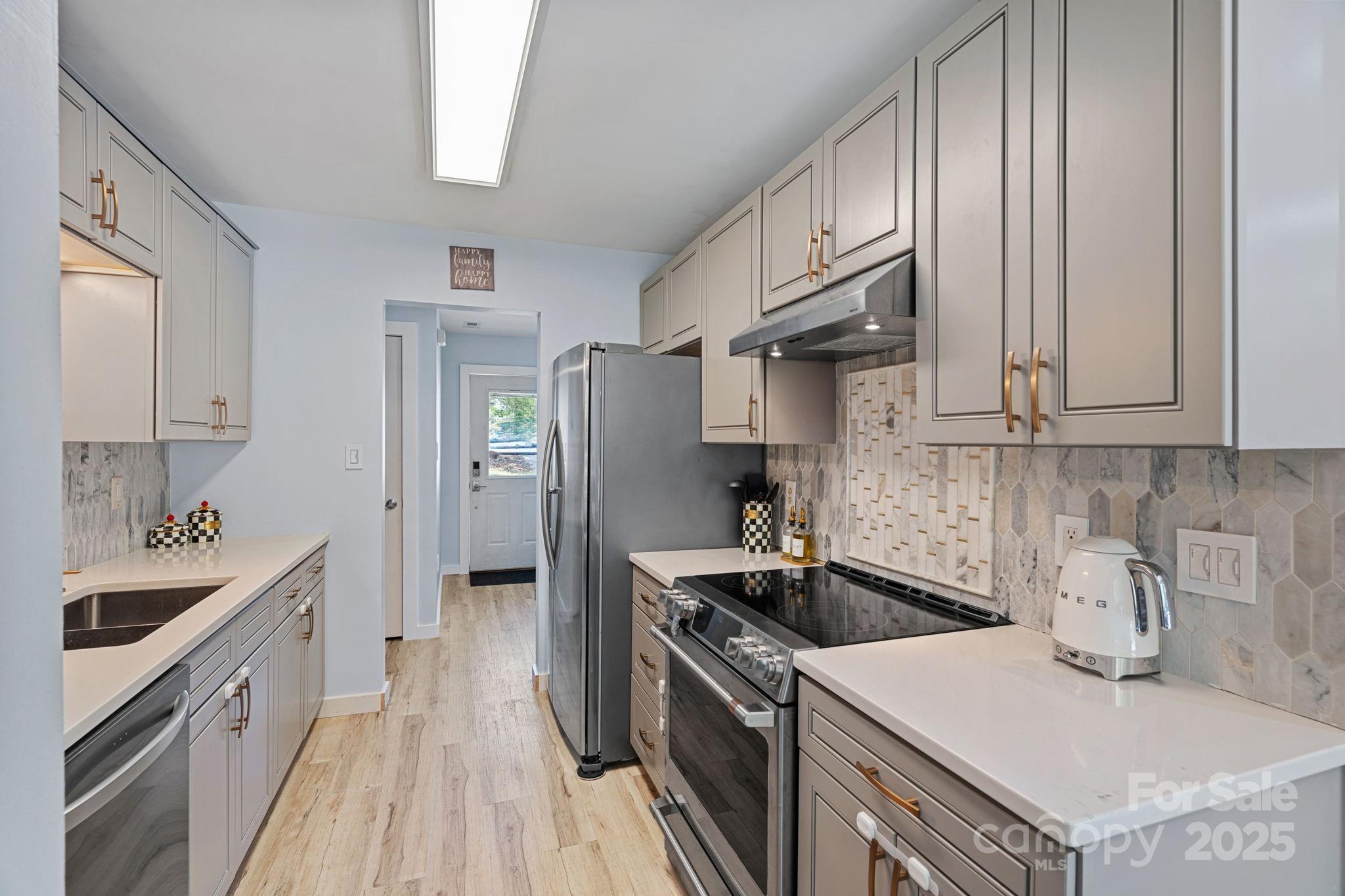 8122 Sherington Way Property Photo 8