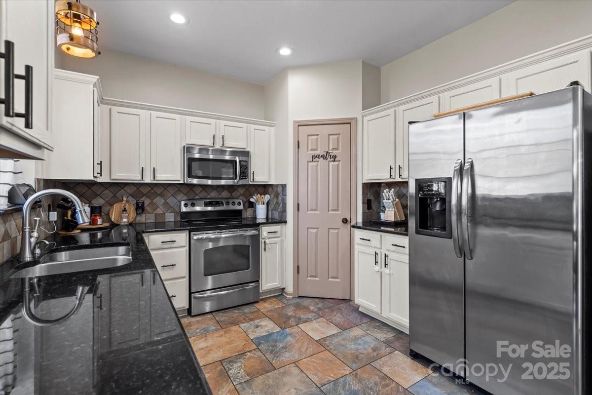 6645 Allness Glen Lane Property Photo 2