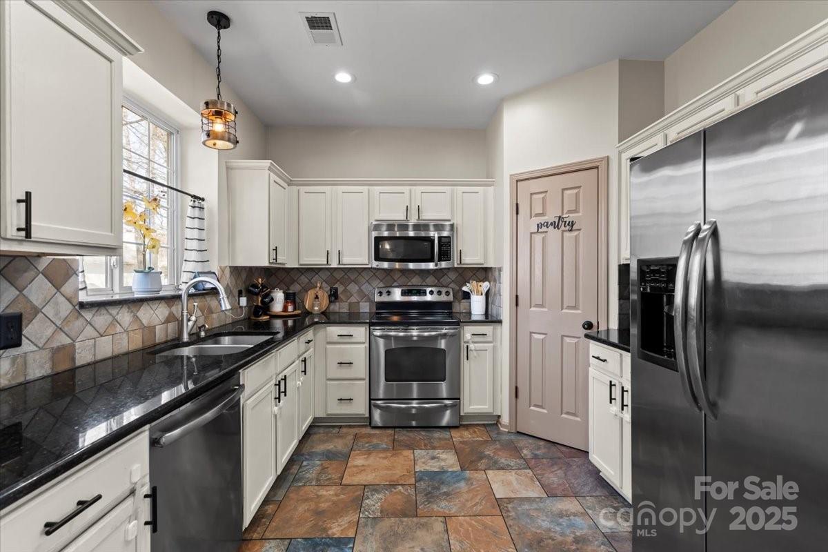 6645 Allness Glen Lane Property Photo 3