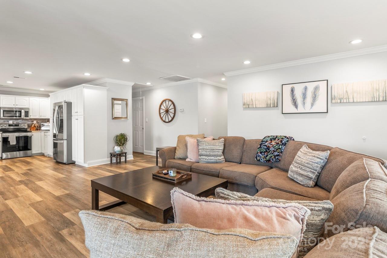 1657 Bowater Road Property Photo 8