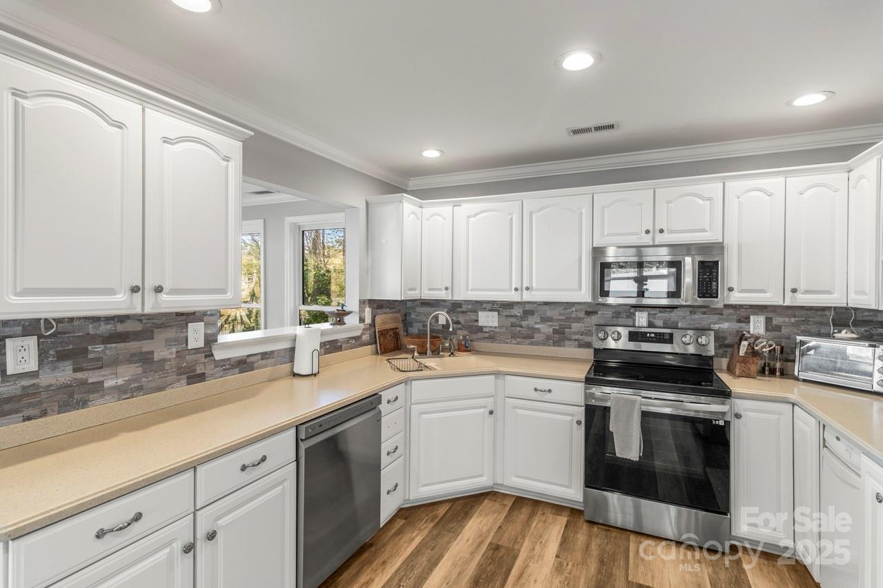 1657 Bowater Road Property Photo 9