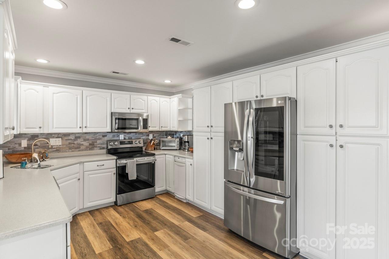 1657 Bowater Road Property Photo 10