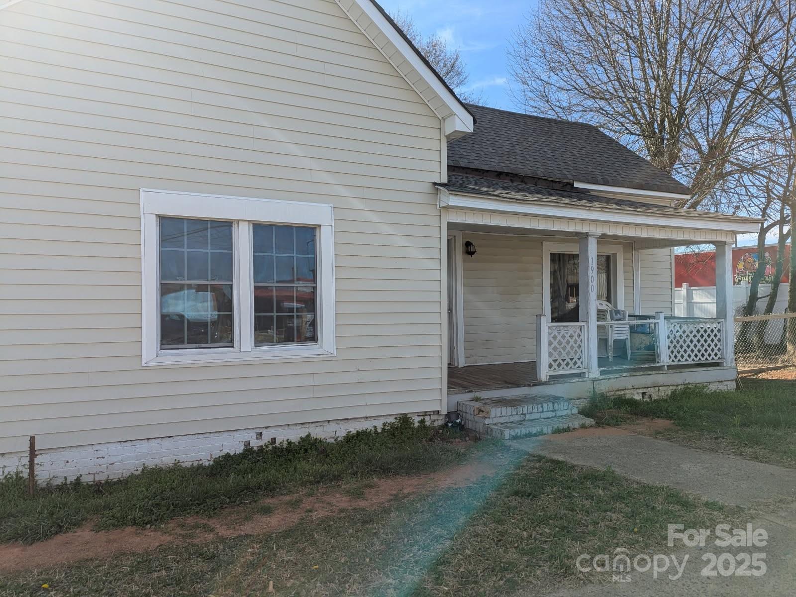 1900 E Ozark Avenue Property Photo