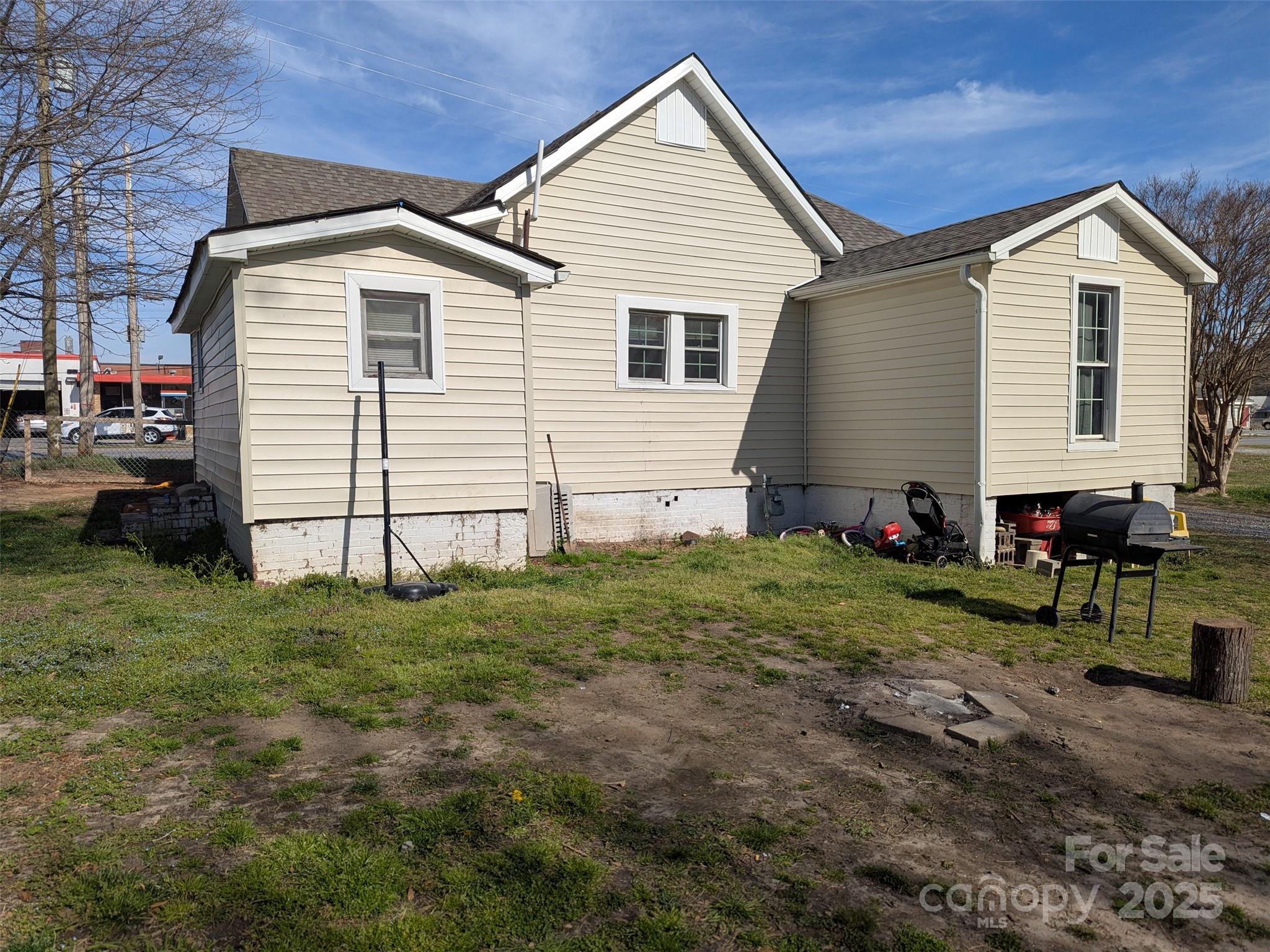 1900 E Ozark Avenue Property Photo 2