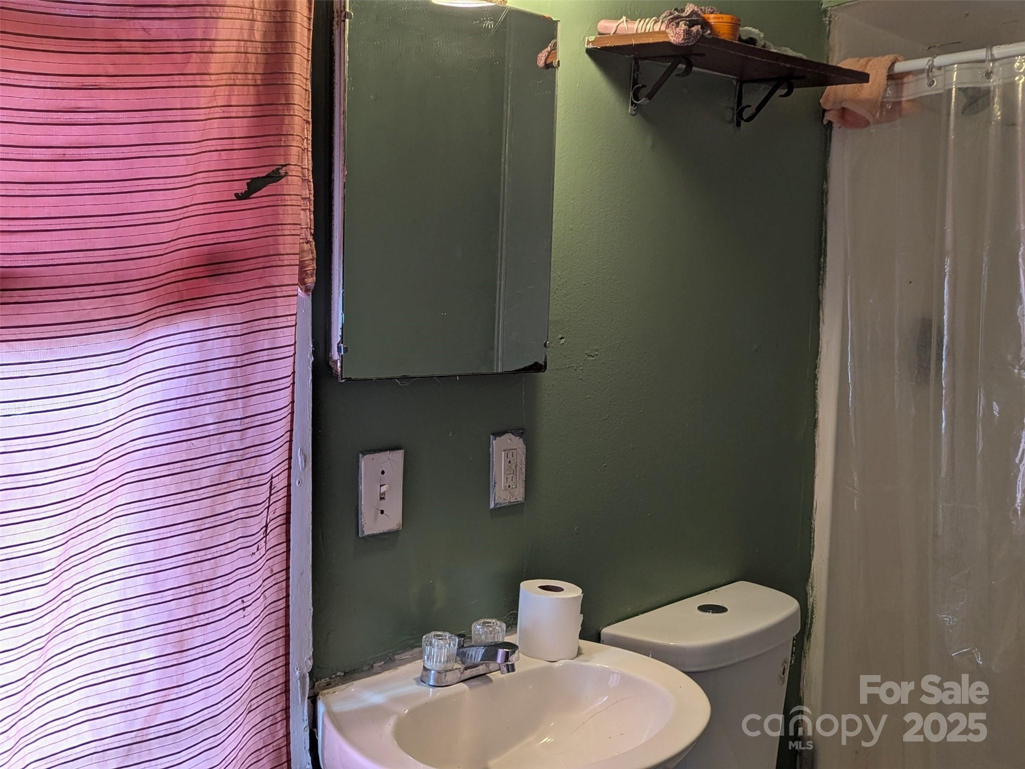 1900 E Ozark Avenue Property Photo 4