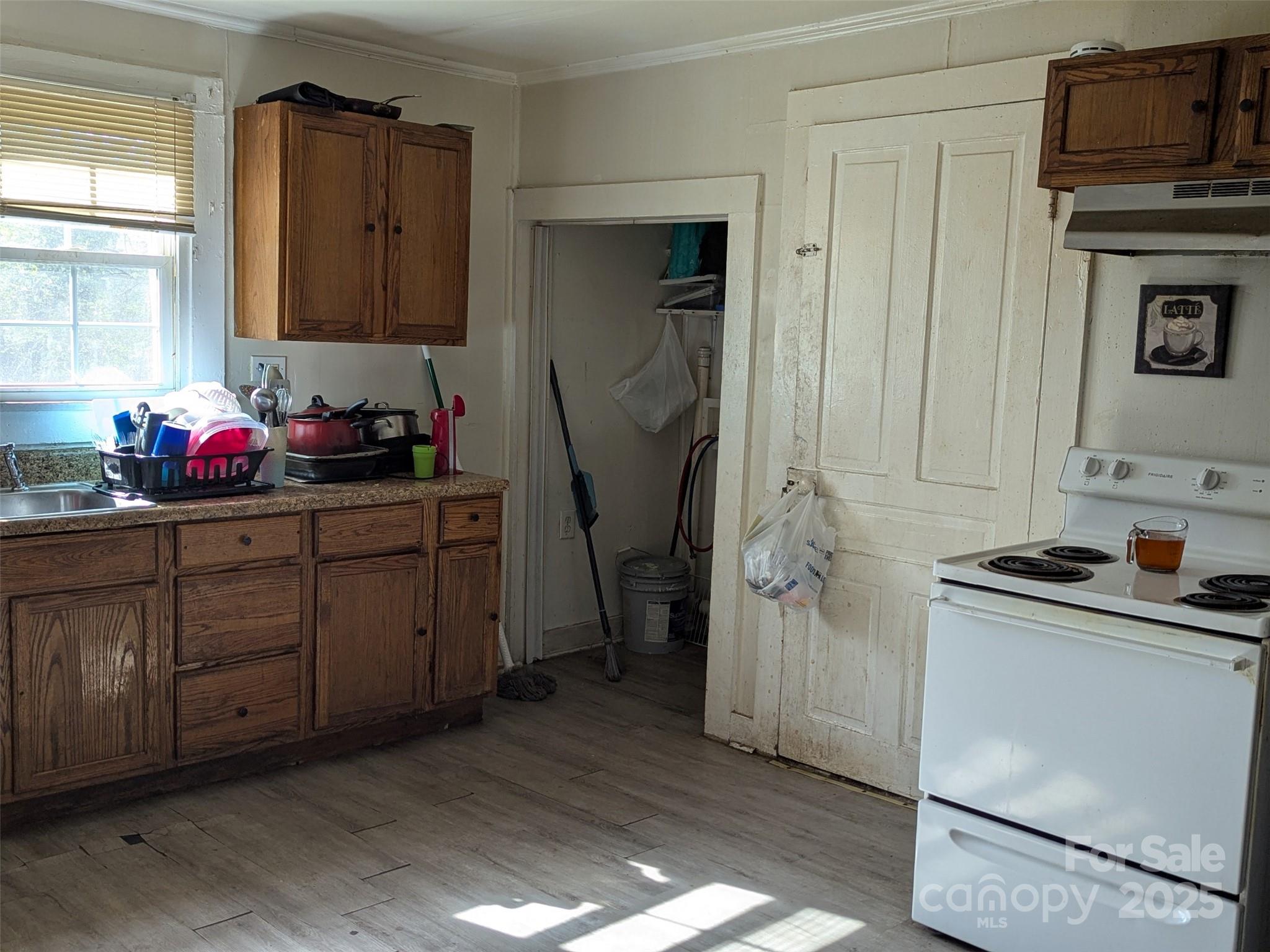 1900 E Ozark Avenue Property Photo 6
