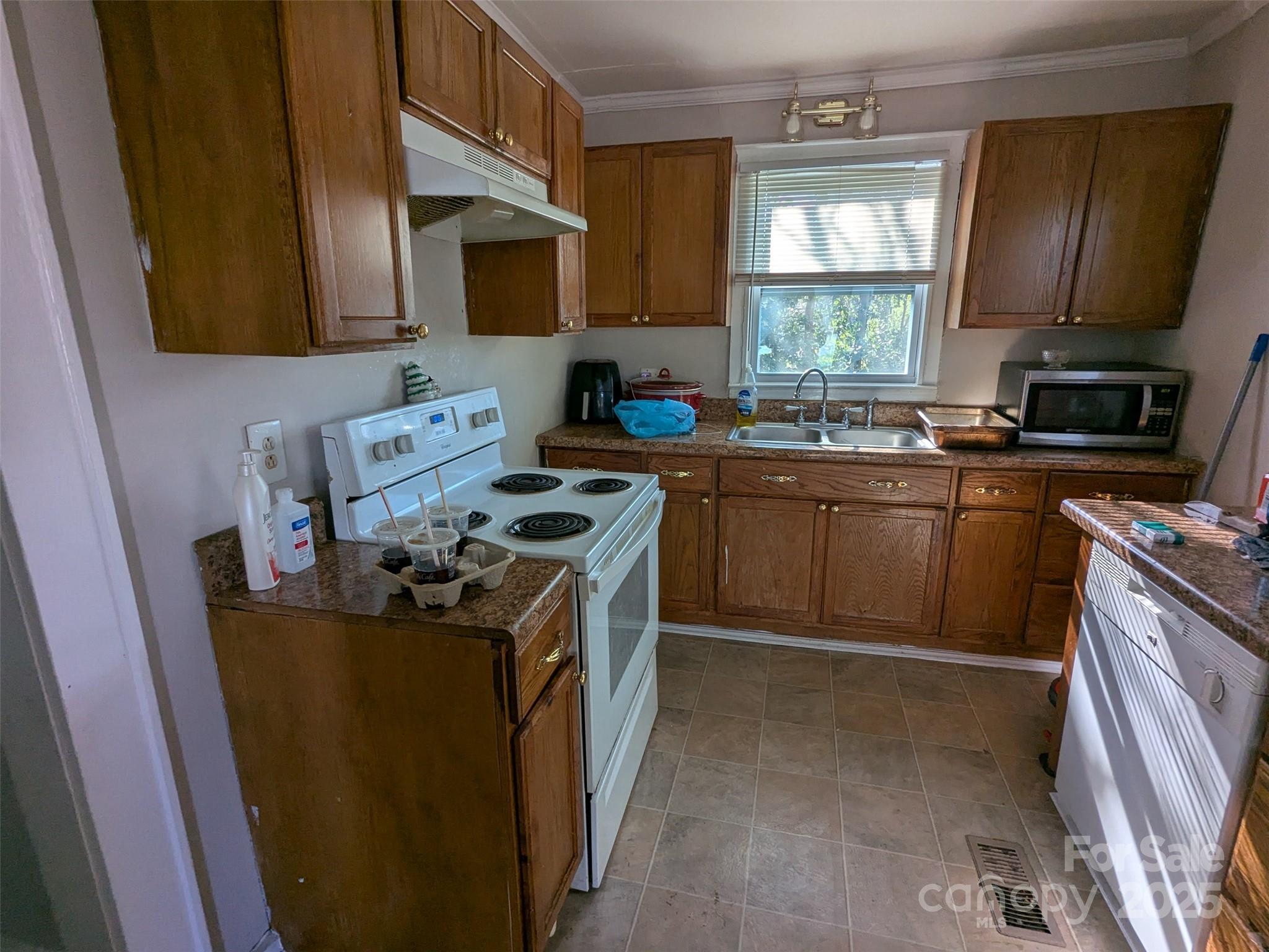 1900 E Ozark Avenue Property Photo 20