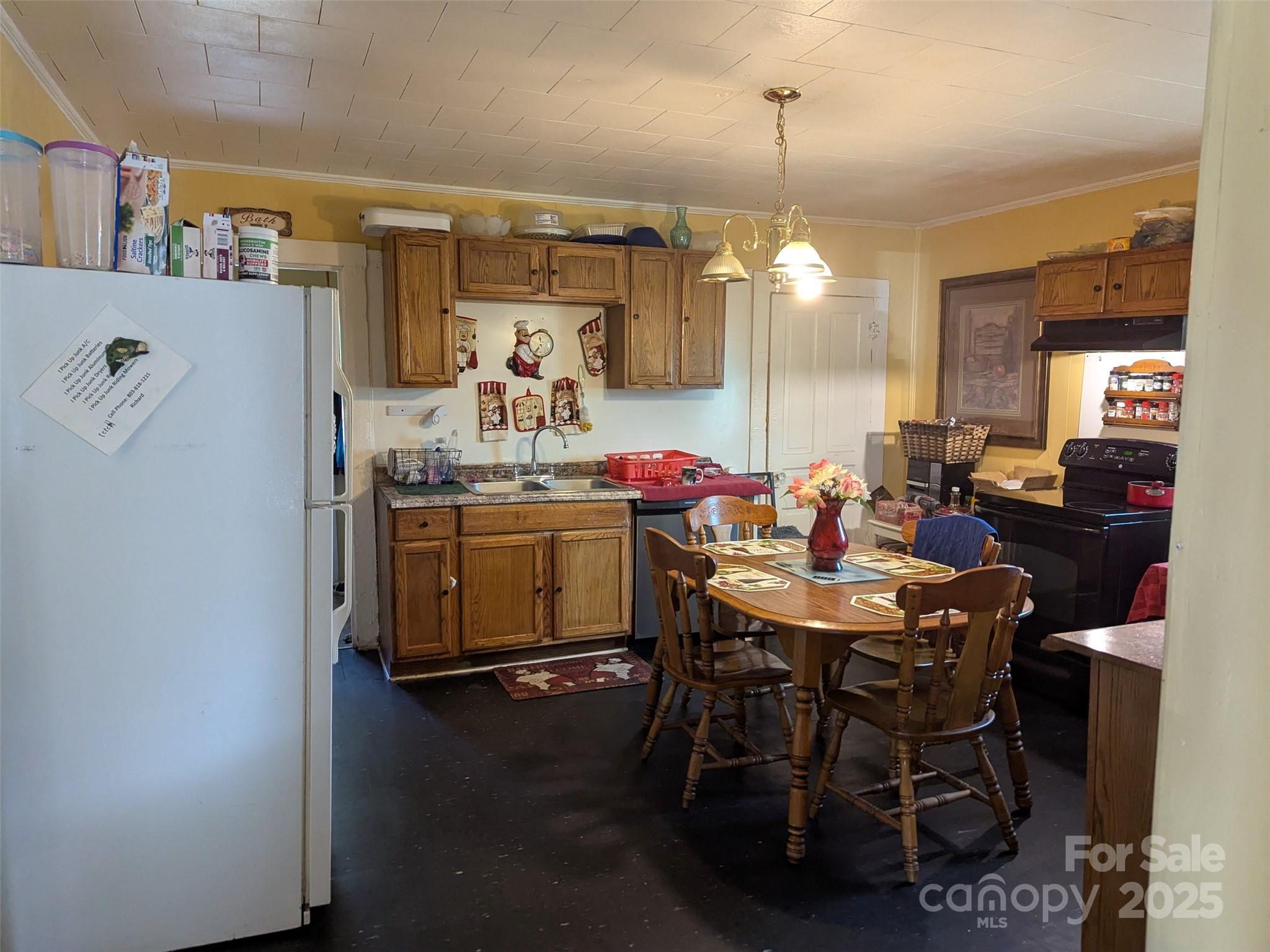 1900 E Ozark Avenue Property Photo 28