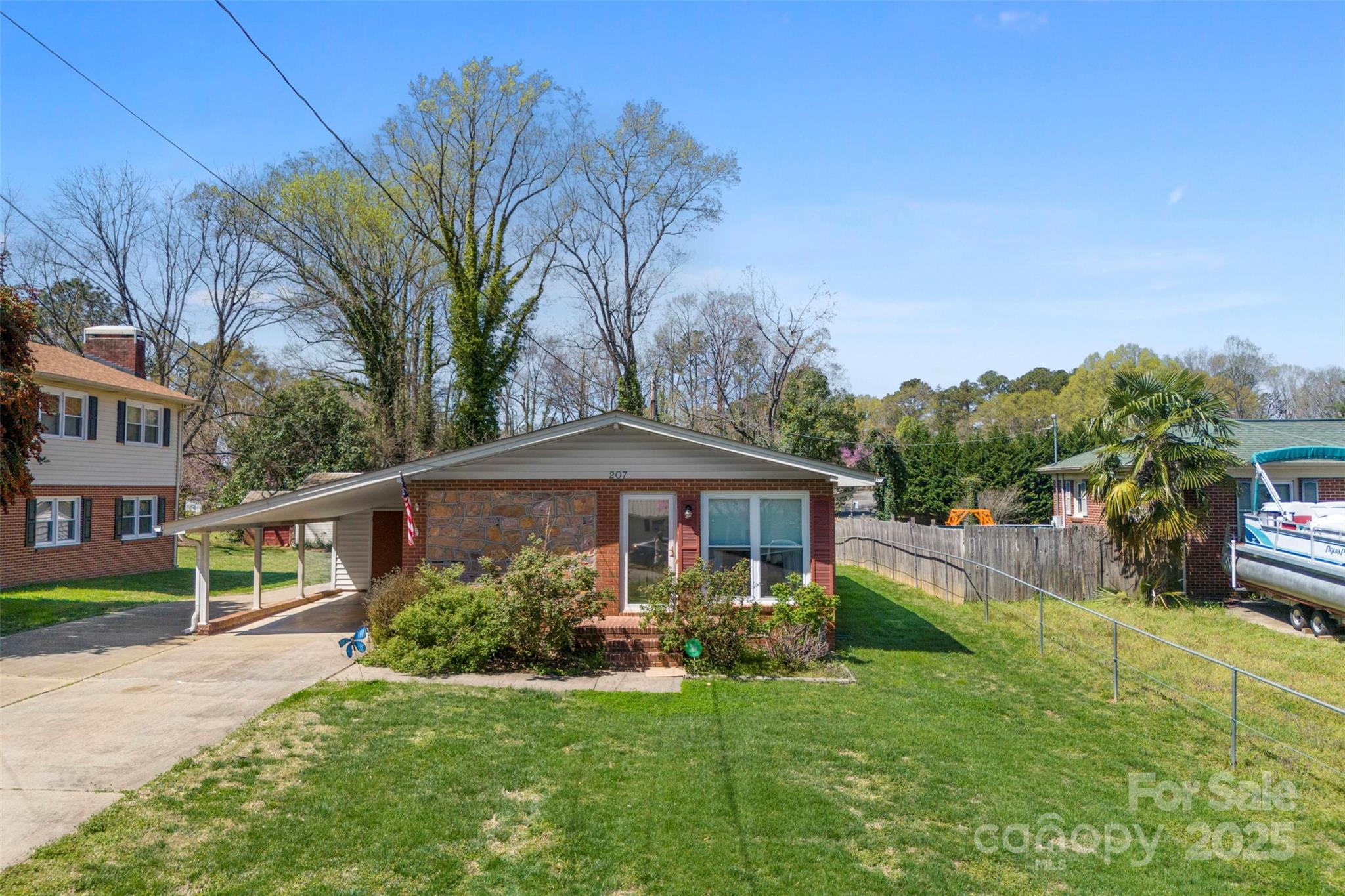 207 N Sims Street Property Photo 1
