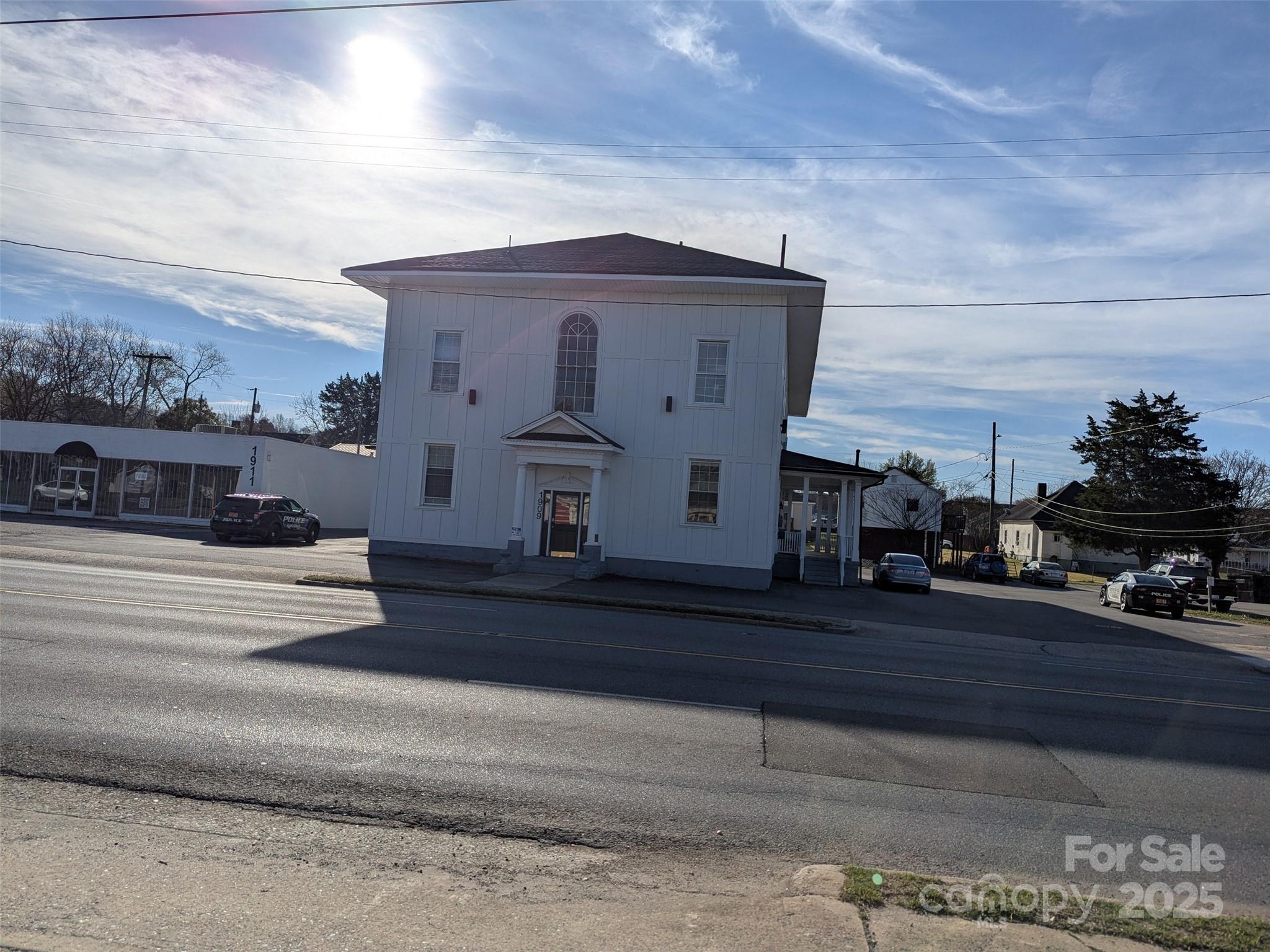1909 E Ozark Avenue Property Photo 2