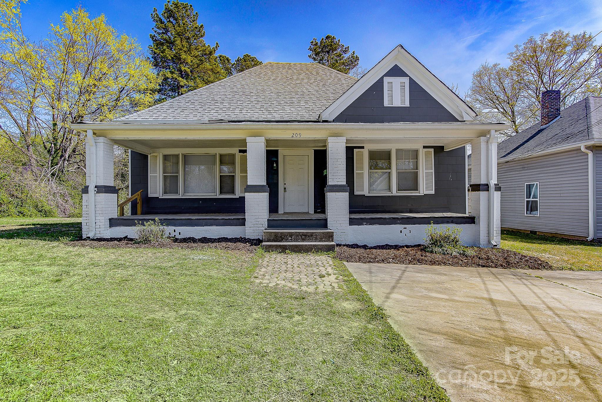 209 N Yadkin Avenue Property Photo