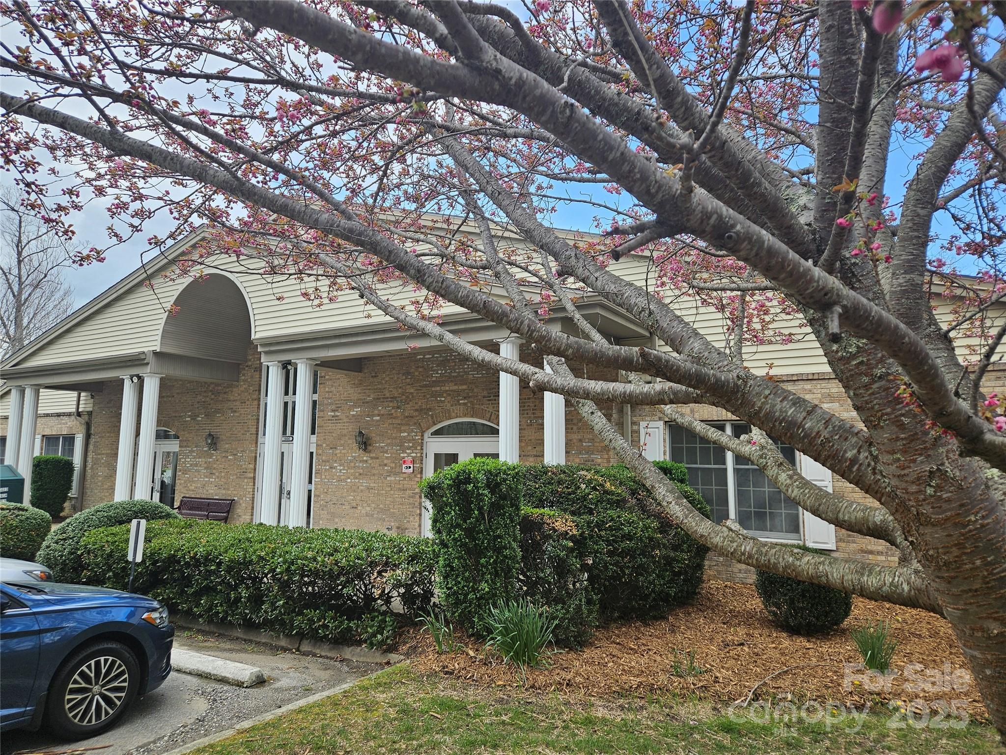 329 Carriage Crest Drive Property Photo 4