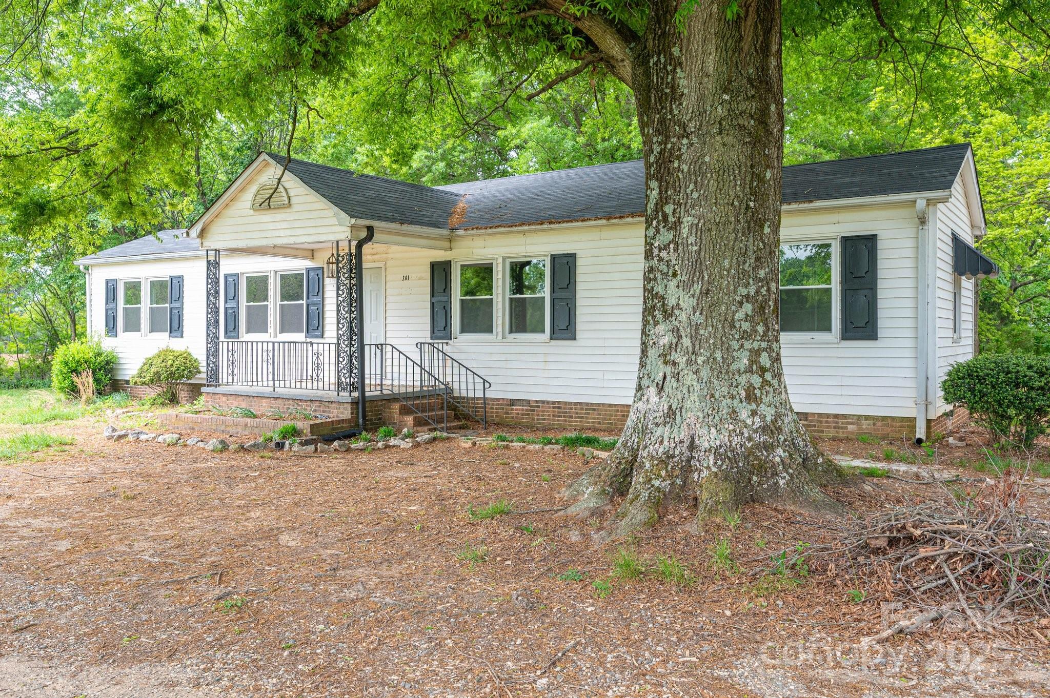 201 Lee Black Road Property Photo 1