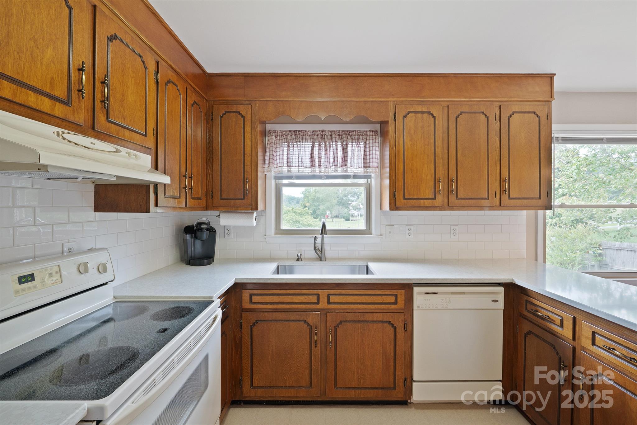 409 Cardinal Drive Property Photo 6