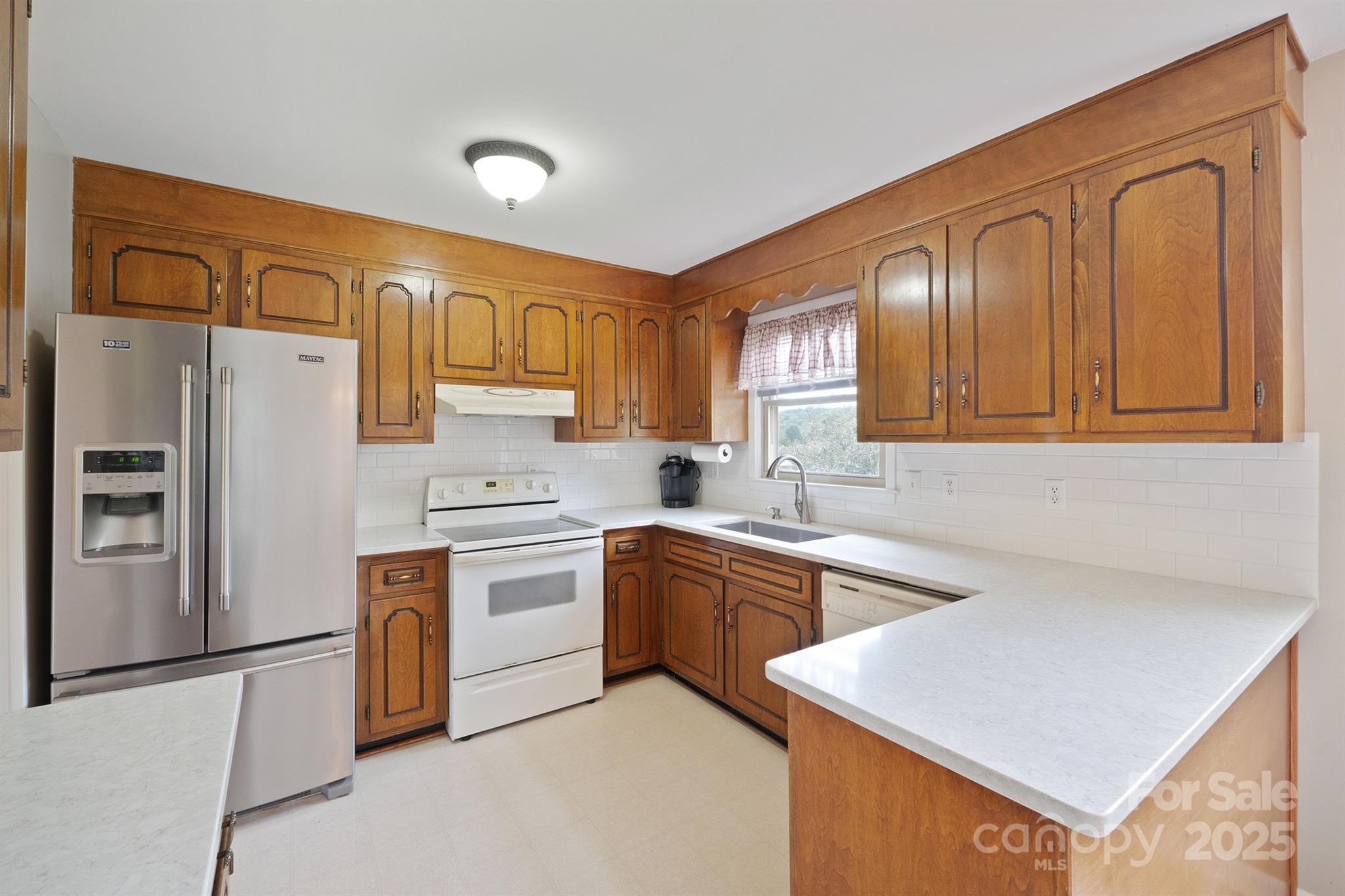 409 Cardinal Drive Property Photo 7