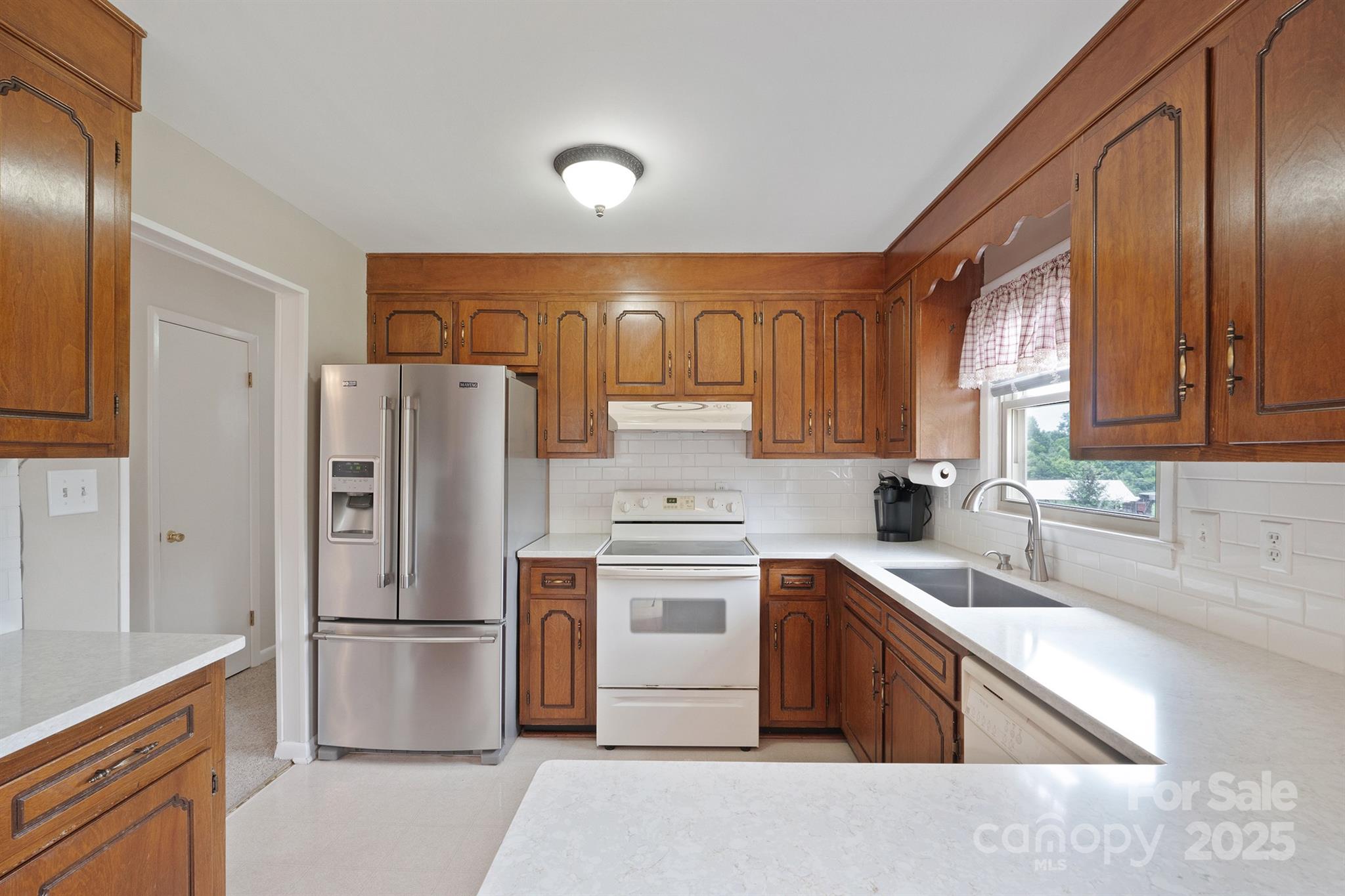 409 Cardinal Drive Property Photo 9