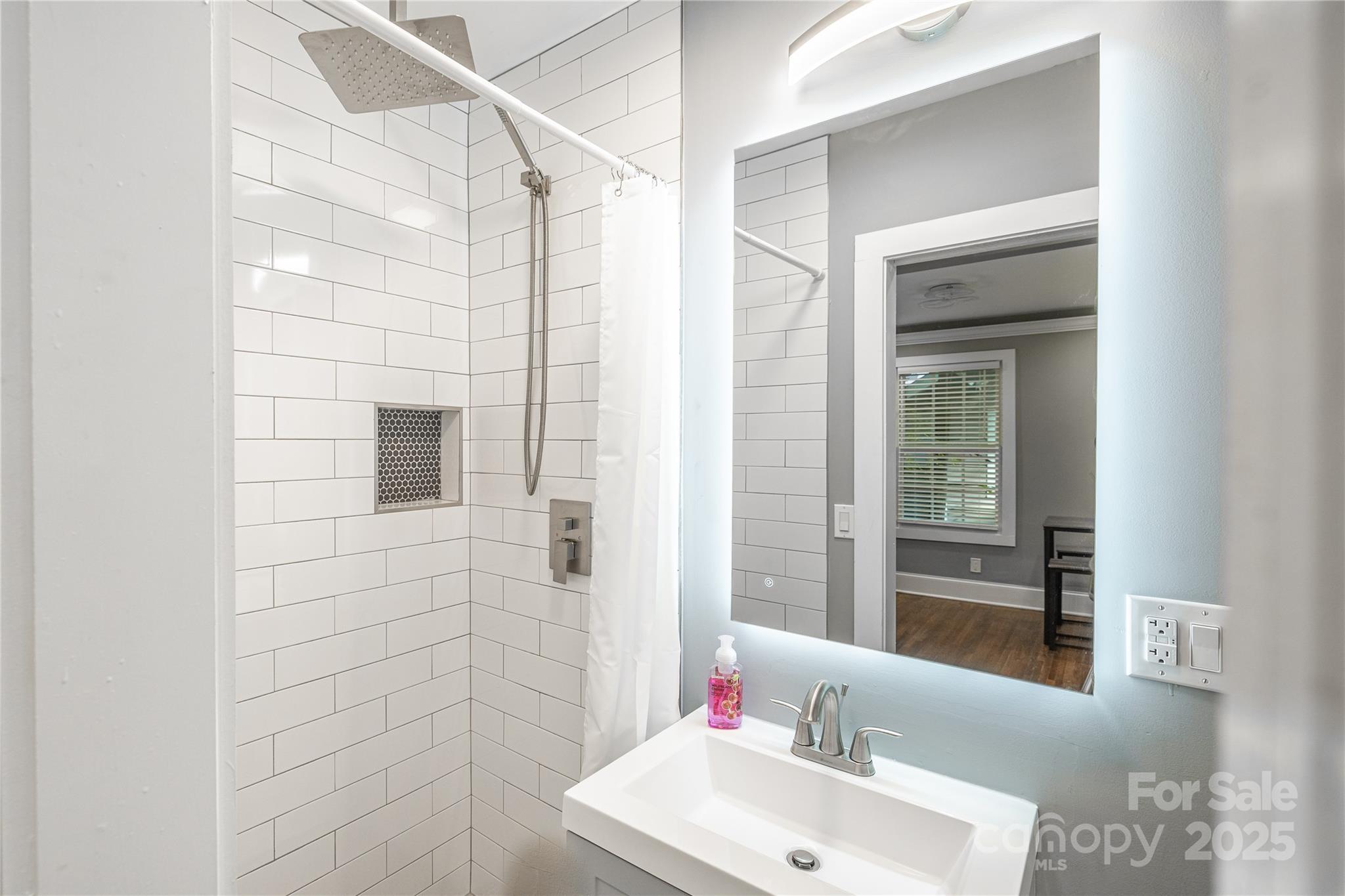 713/715 Walnut Avenue Property Photo 16