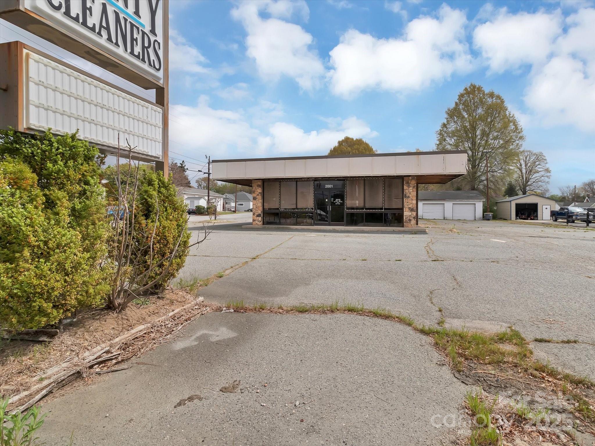 2001 S Cannon Boulevard Property Photo 2