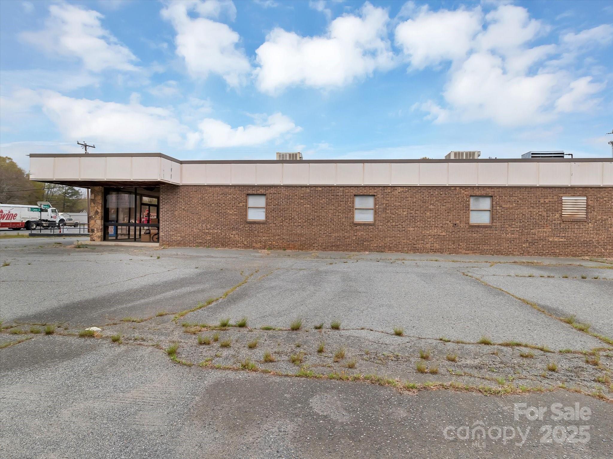 2001 S Cannon Boulevard Property Photo 4