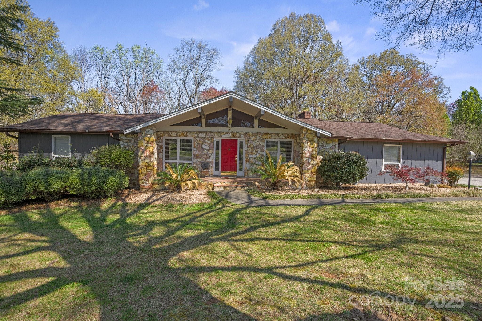 118 Lakewood Drive Property Photo