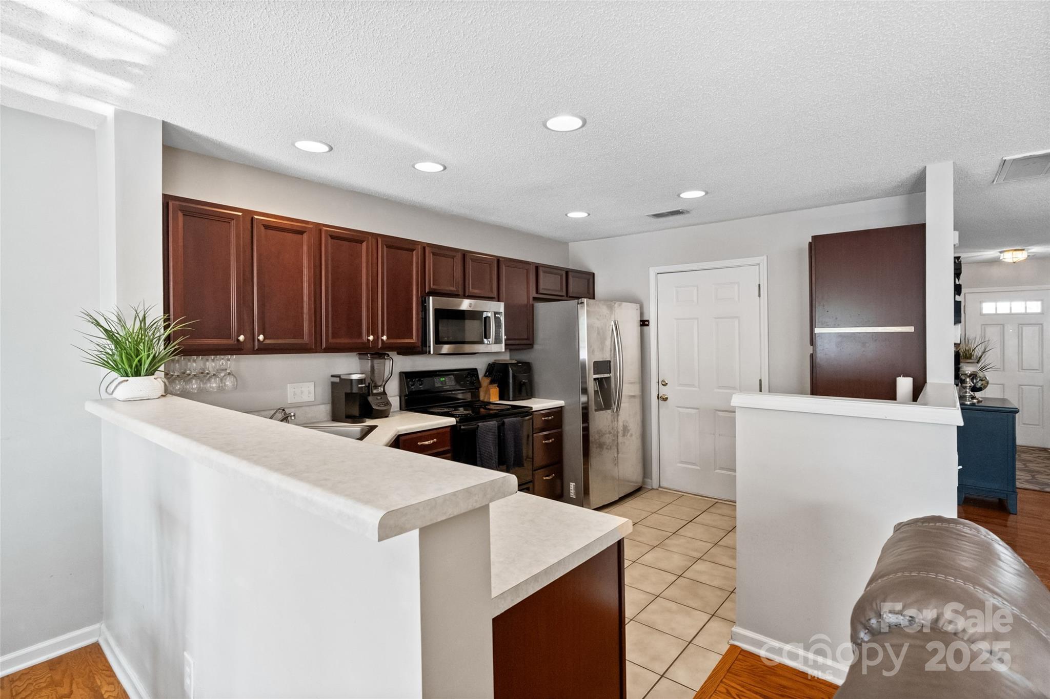 10920 Walking Path Lane Property Photo 9
