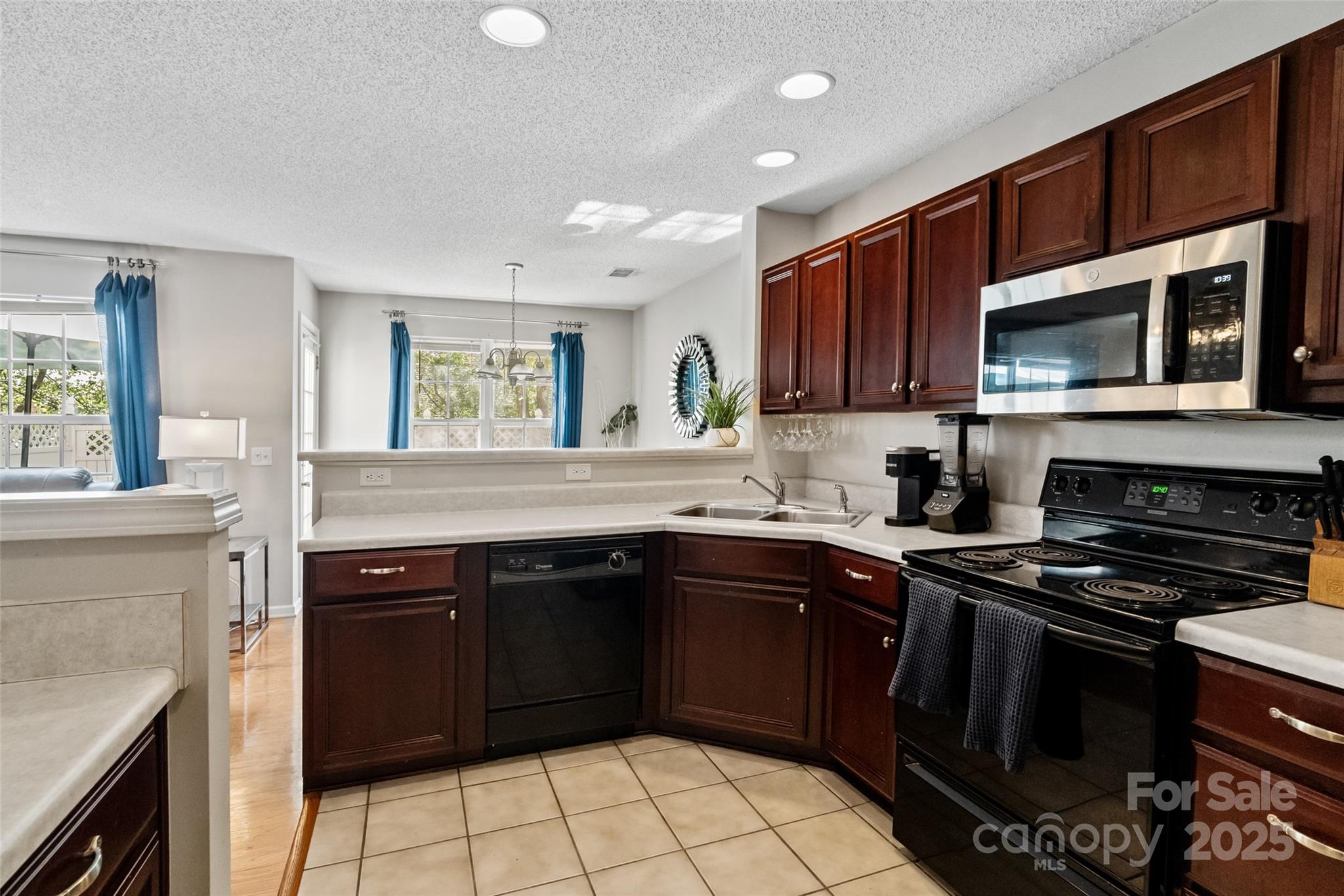 10920 Walking Path Lane Property Photo 11