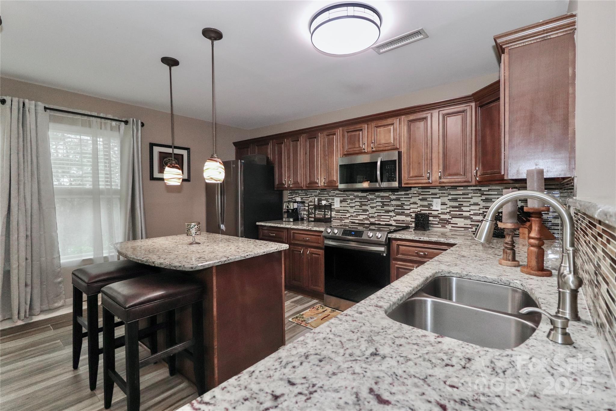 1135 Valley Street Property Photo 19