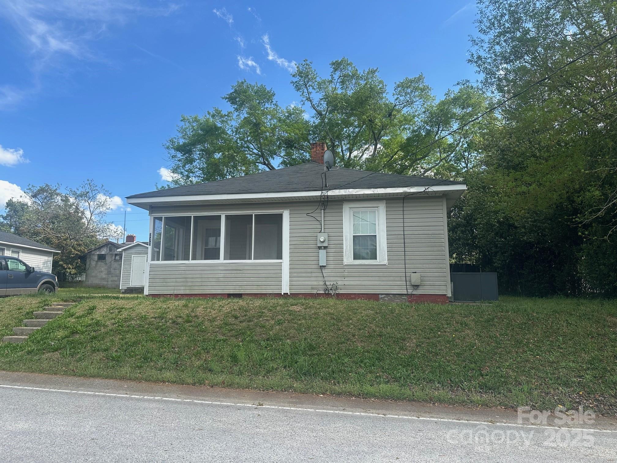 211 W 2nd Street Property Photo