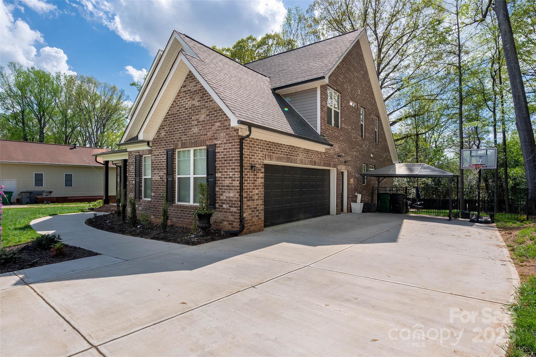 8209 Bella Vista Court Property Photo 5