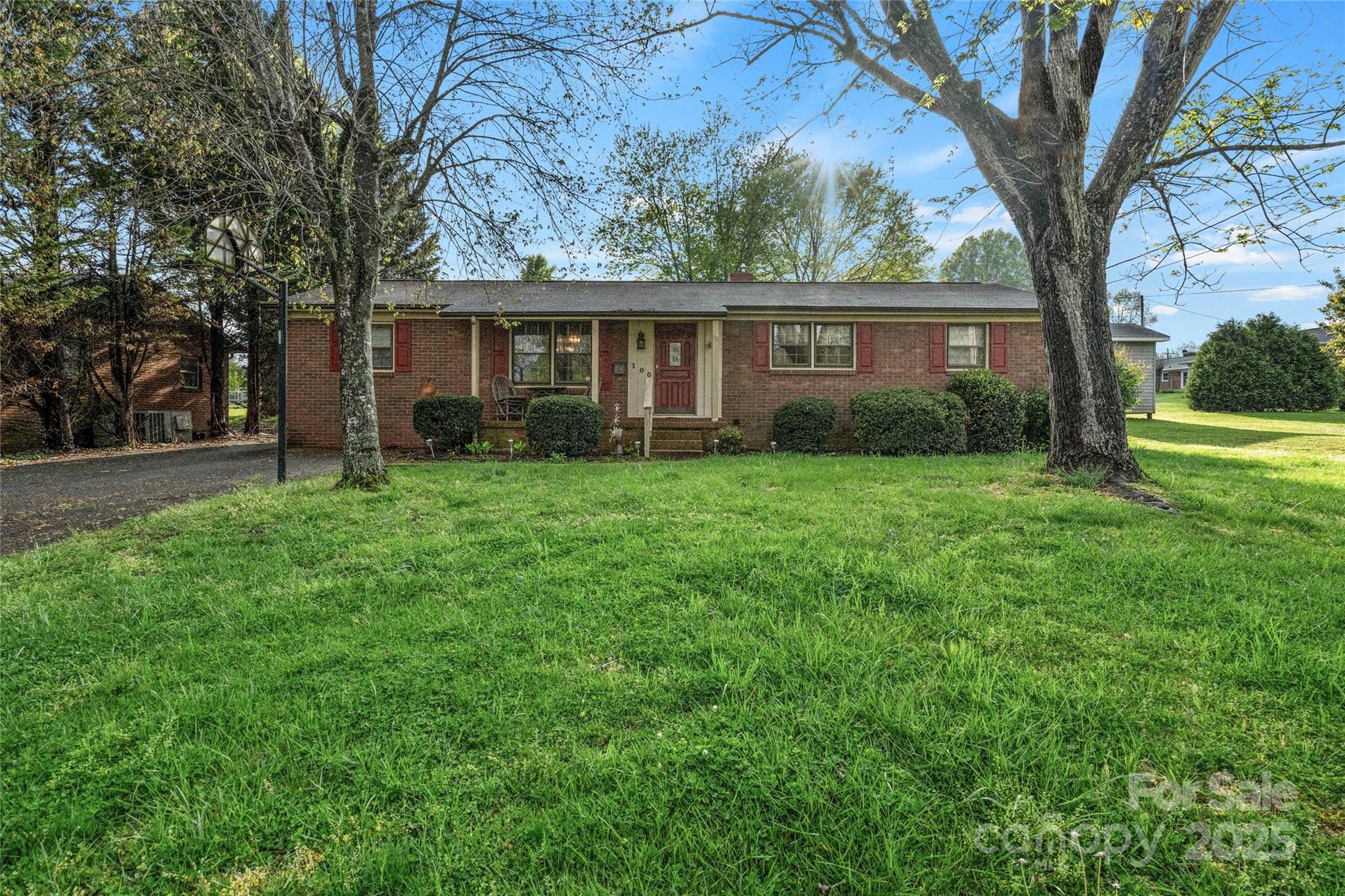 100 Woodward Avenue Property Photo