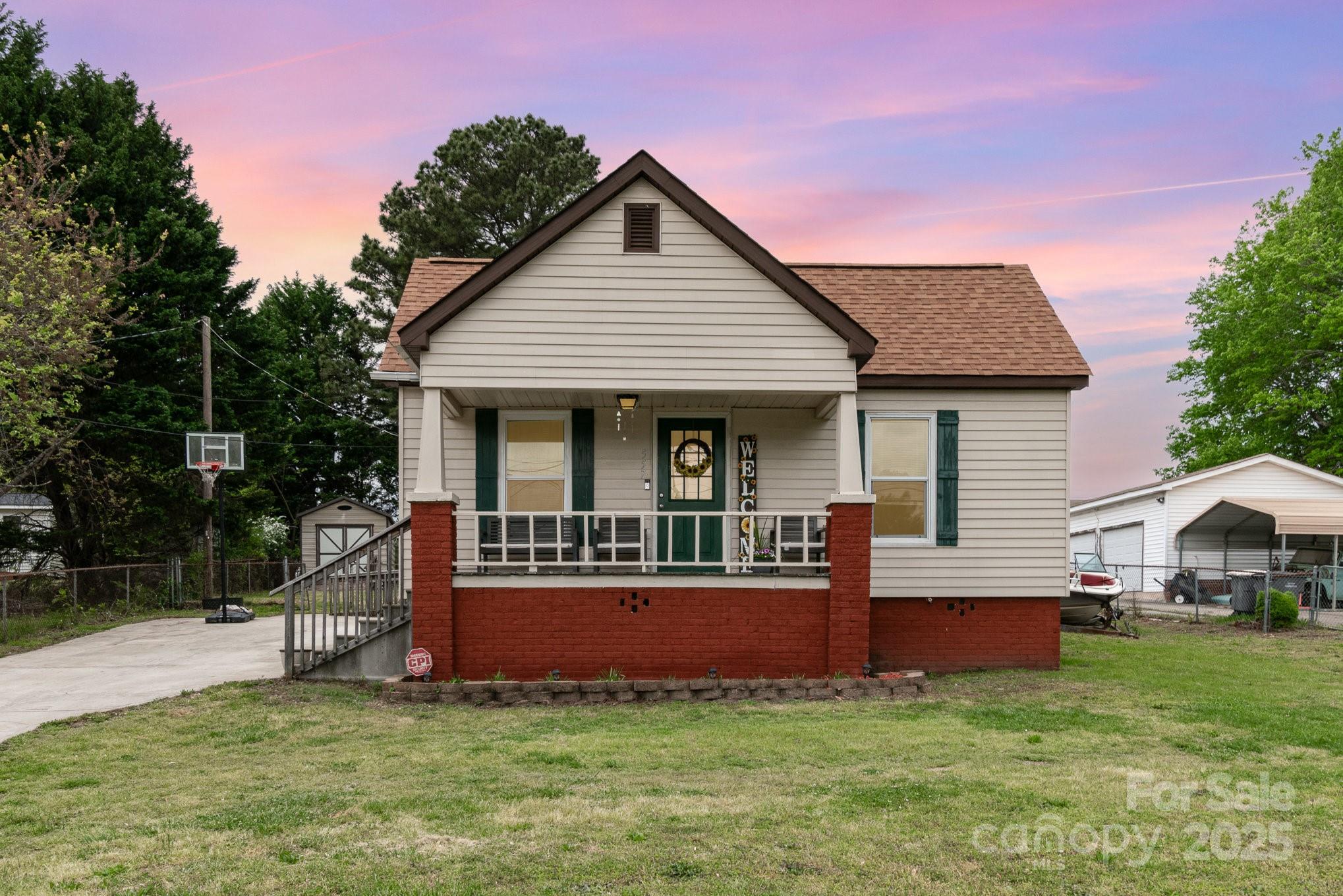 557 Hunter Avenue Property Photo