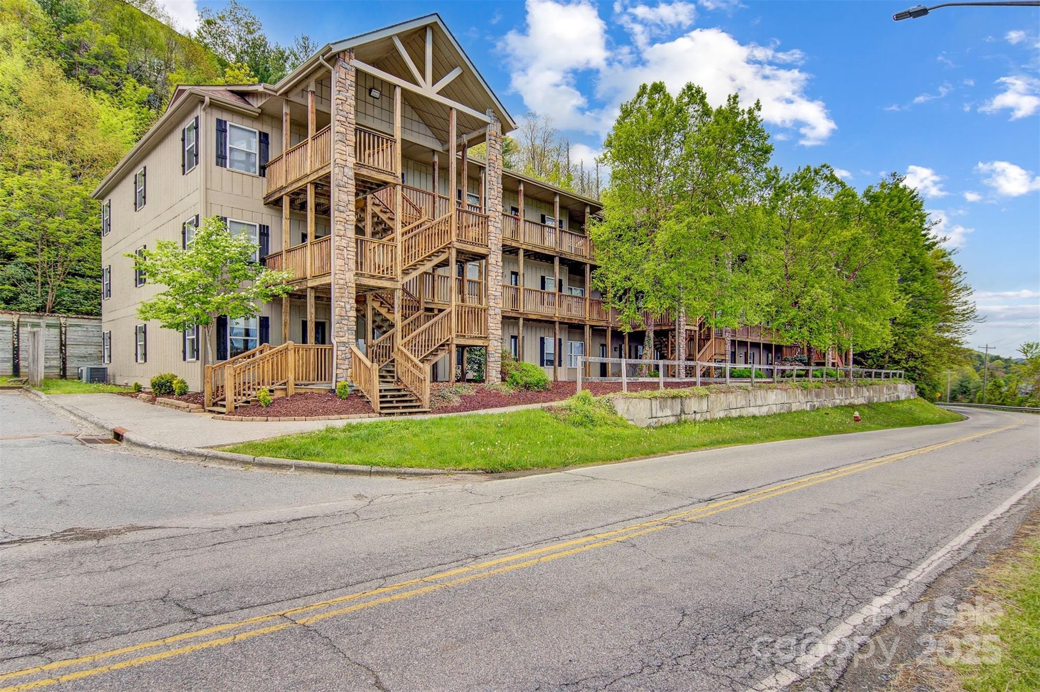 800 Meadowview Drive Unit #2 Property Photo 1