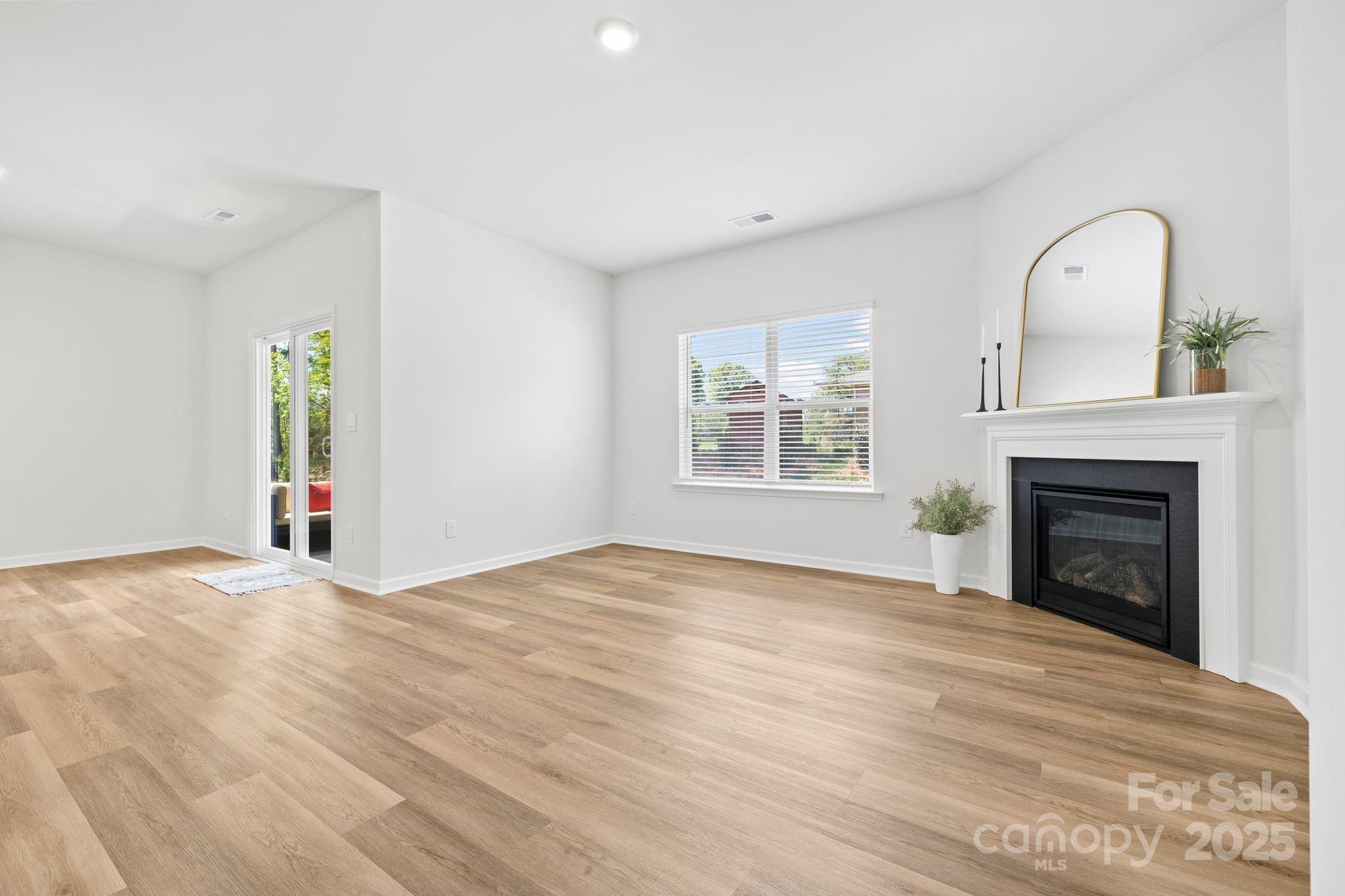3664 Mercer Street Property Photo 4