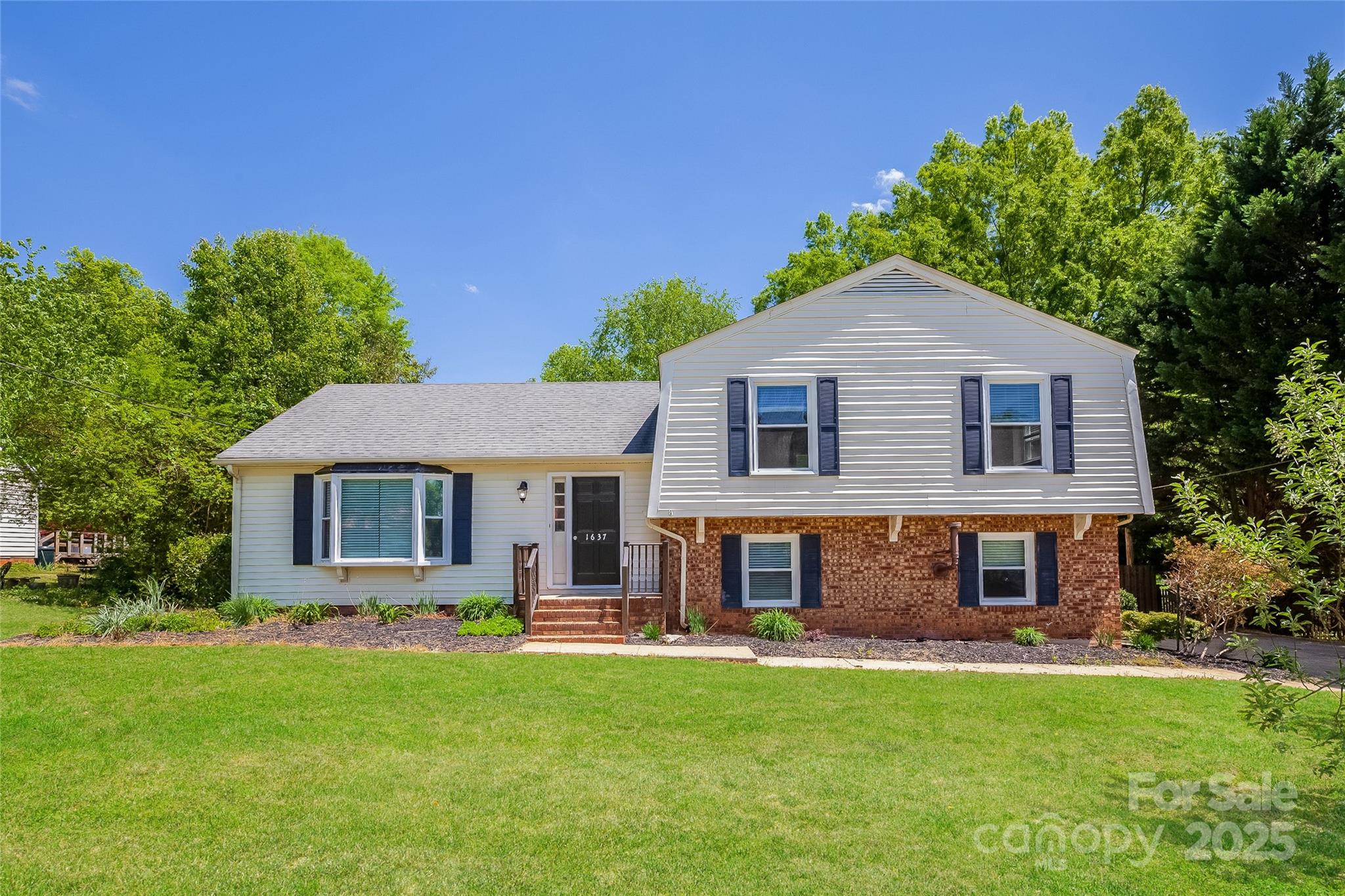 1637 Buckingham Avenue Property Photo 1