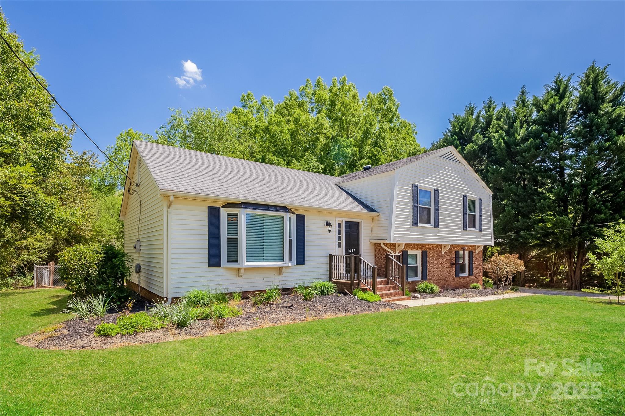 1637 Buckingham Avenue Property Photo 2