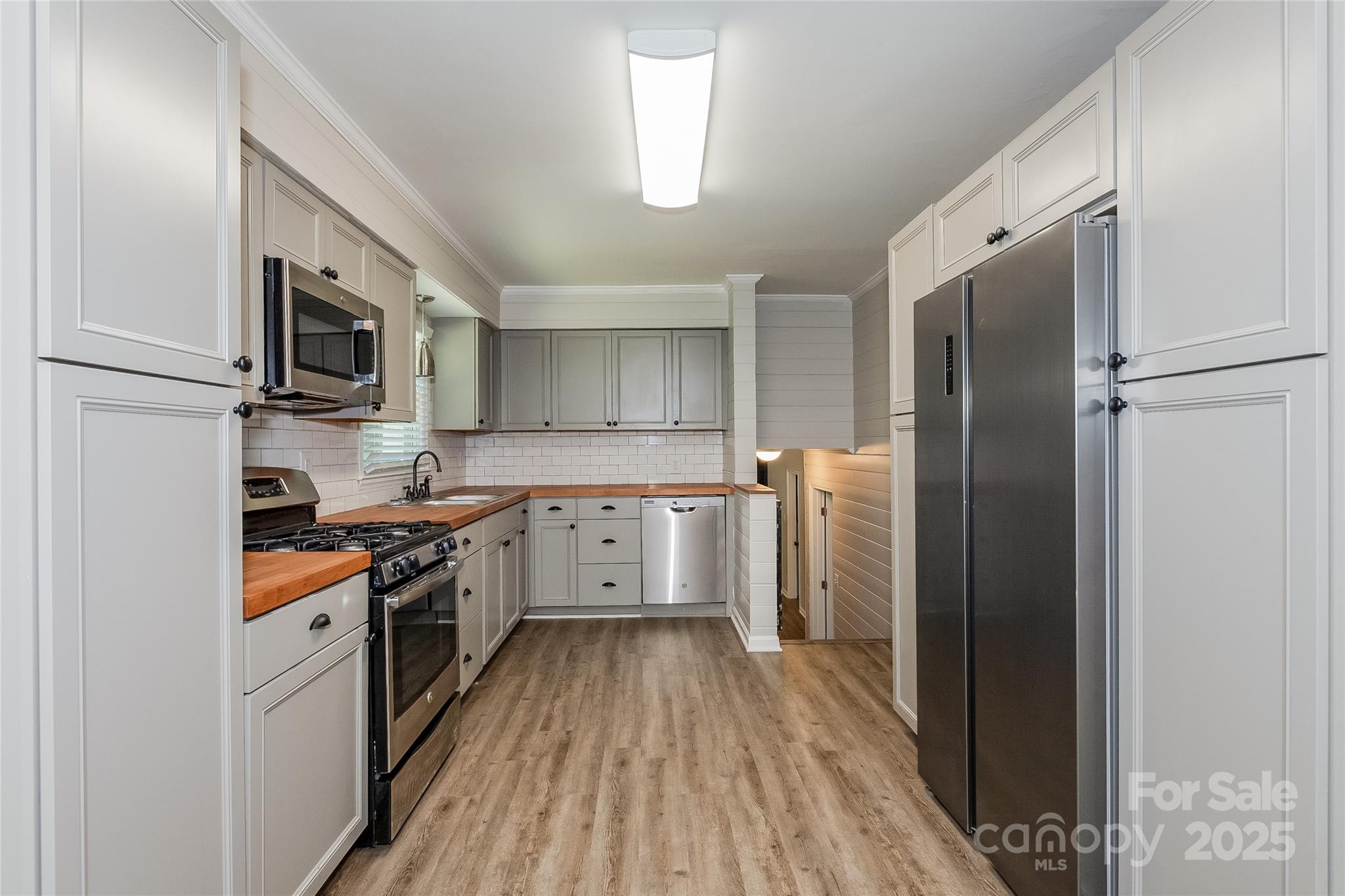 1637 Buckingham Avenue Property Photo 4