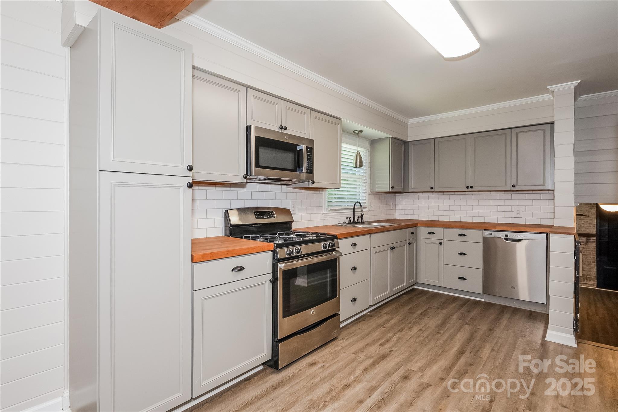 1637 Buckingham Avenue Property Photo 5