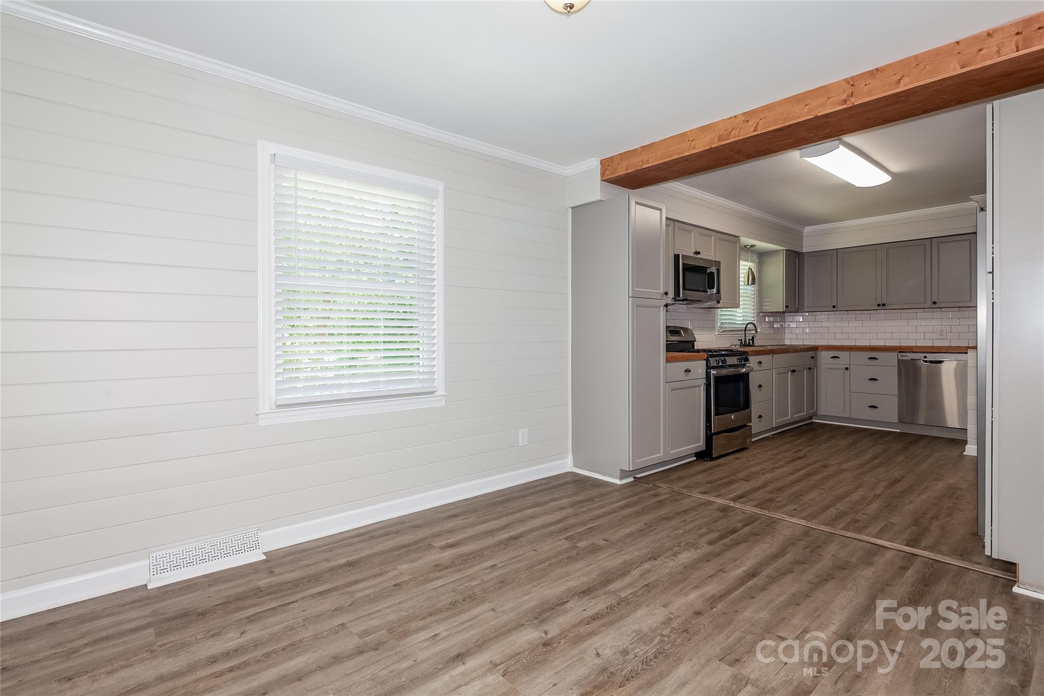 1637 Buckingham Avenue Property Photo 6