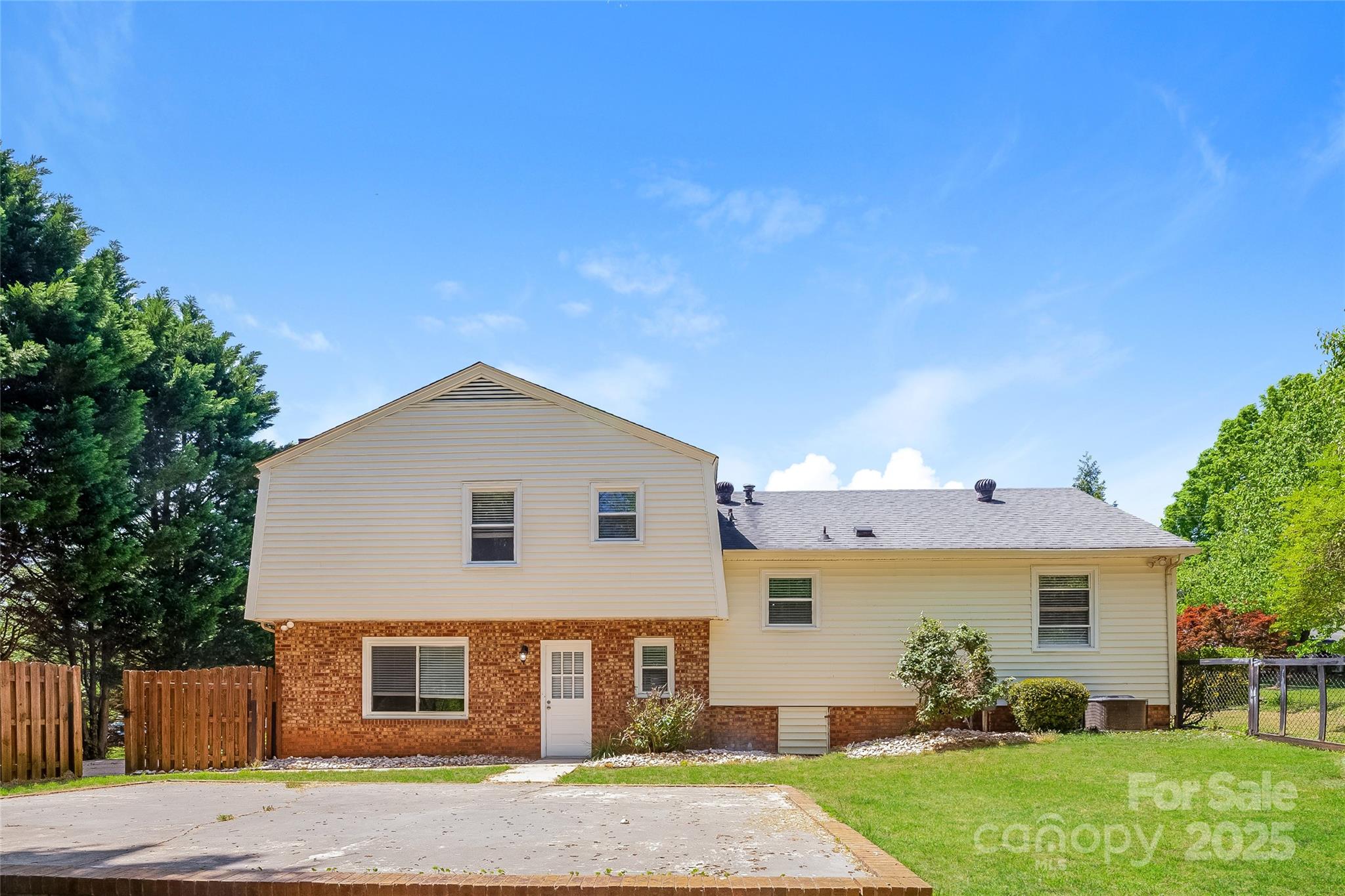 1637 Buckingham Avenue Property Photo 14