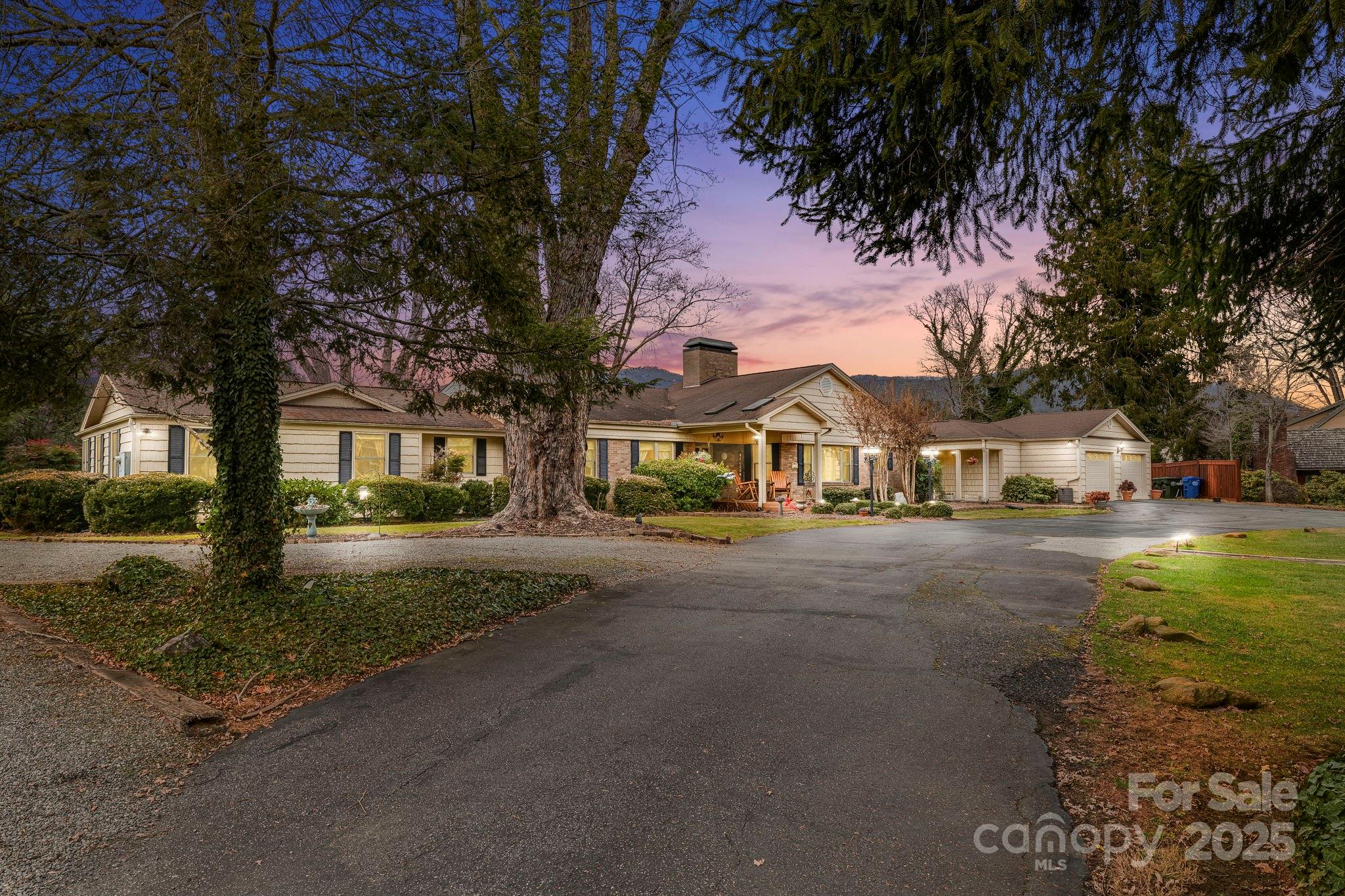 142 Country Club Drive Property Photo 1