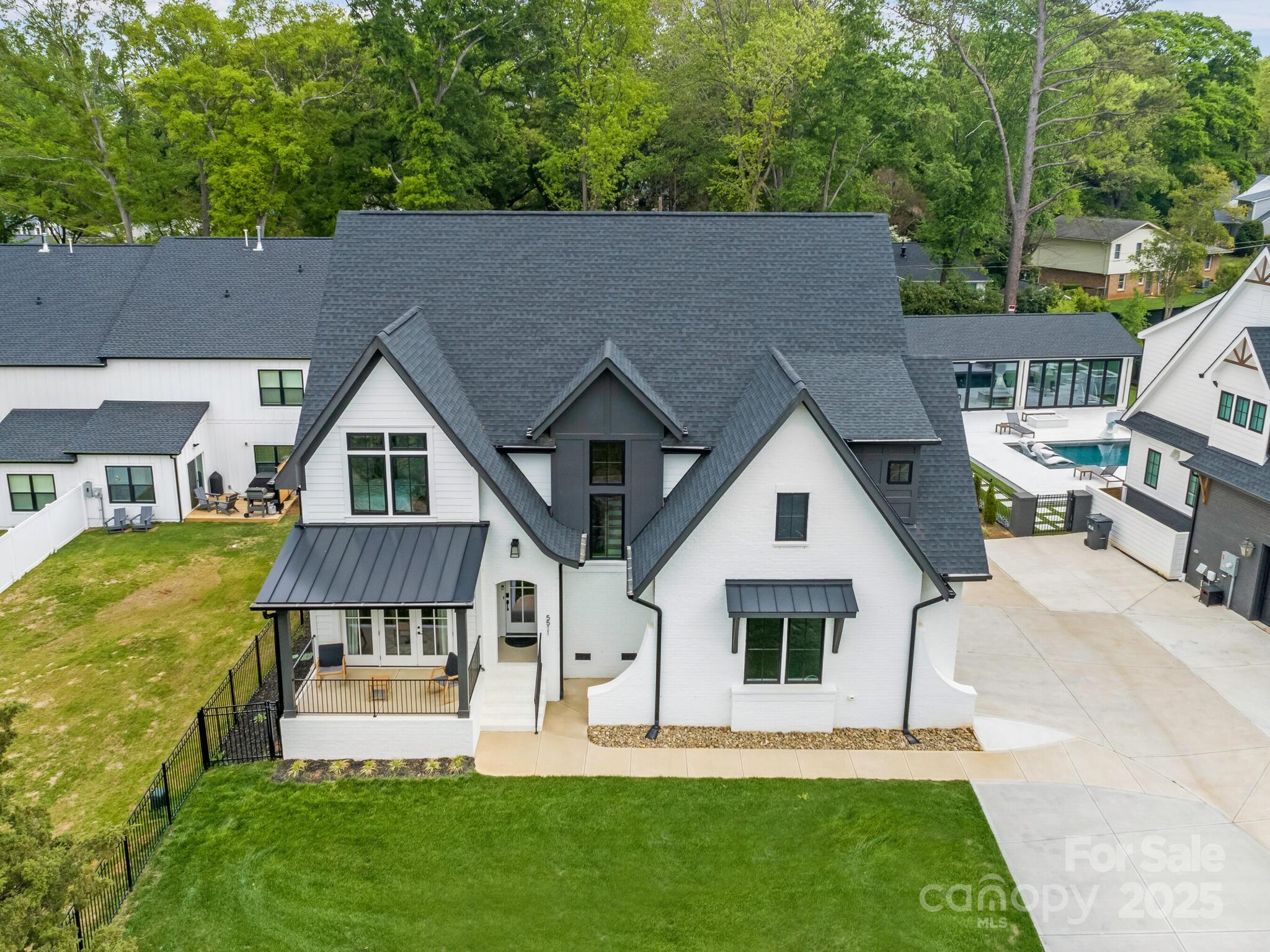 5511 Fairview Road Property Photo