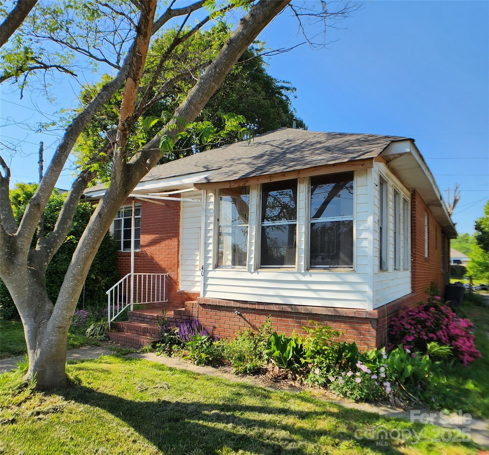 40 Ranlo Avenue Property Photo