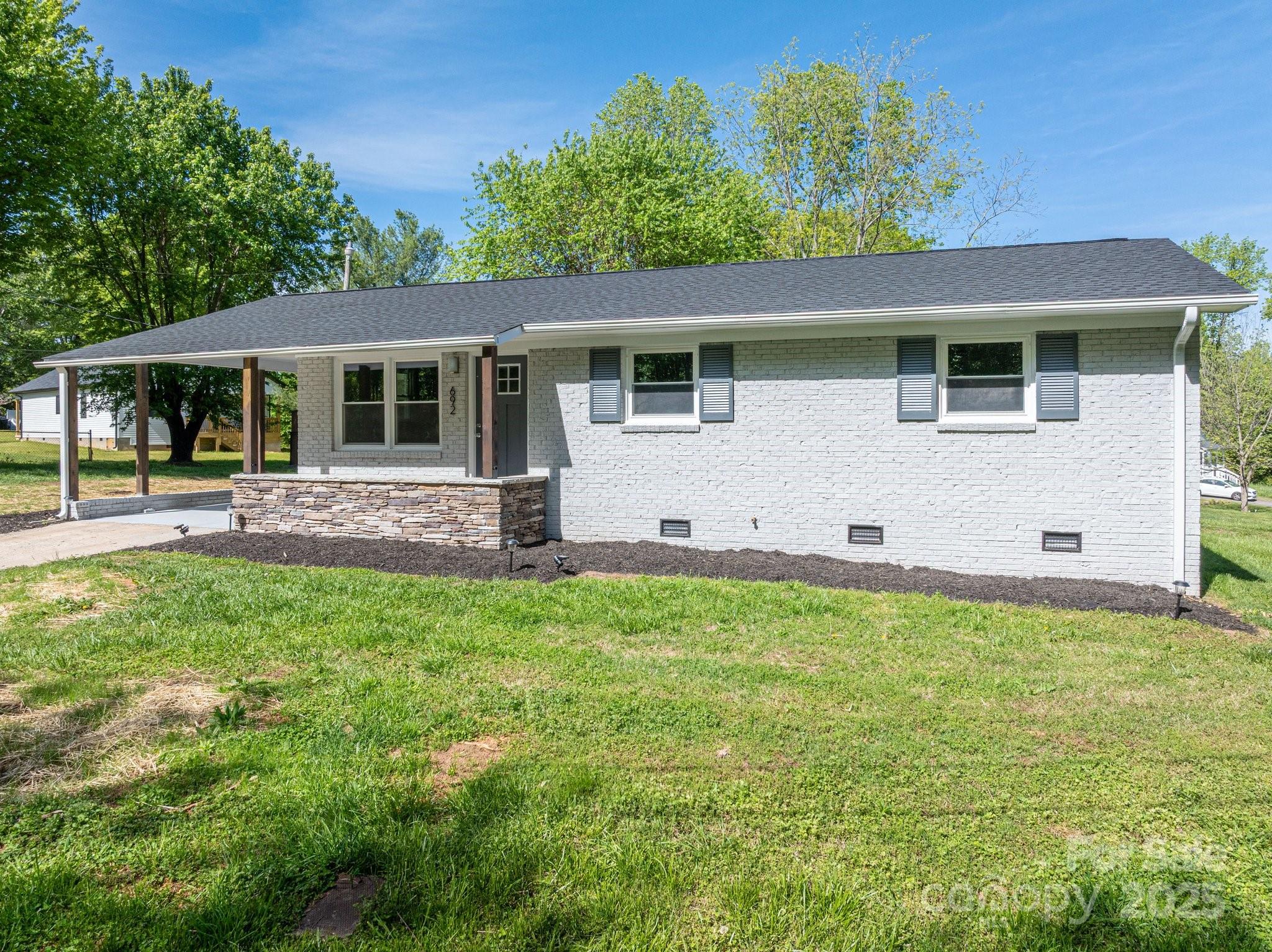 692 S Pink Street Property Photo 2