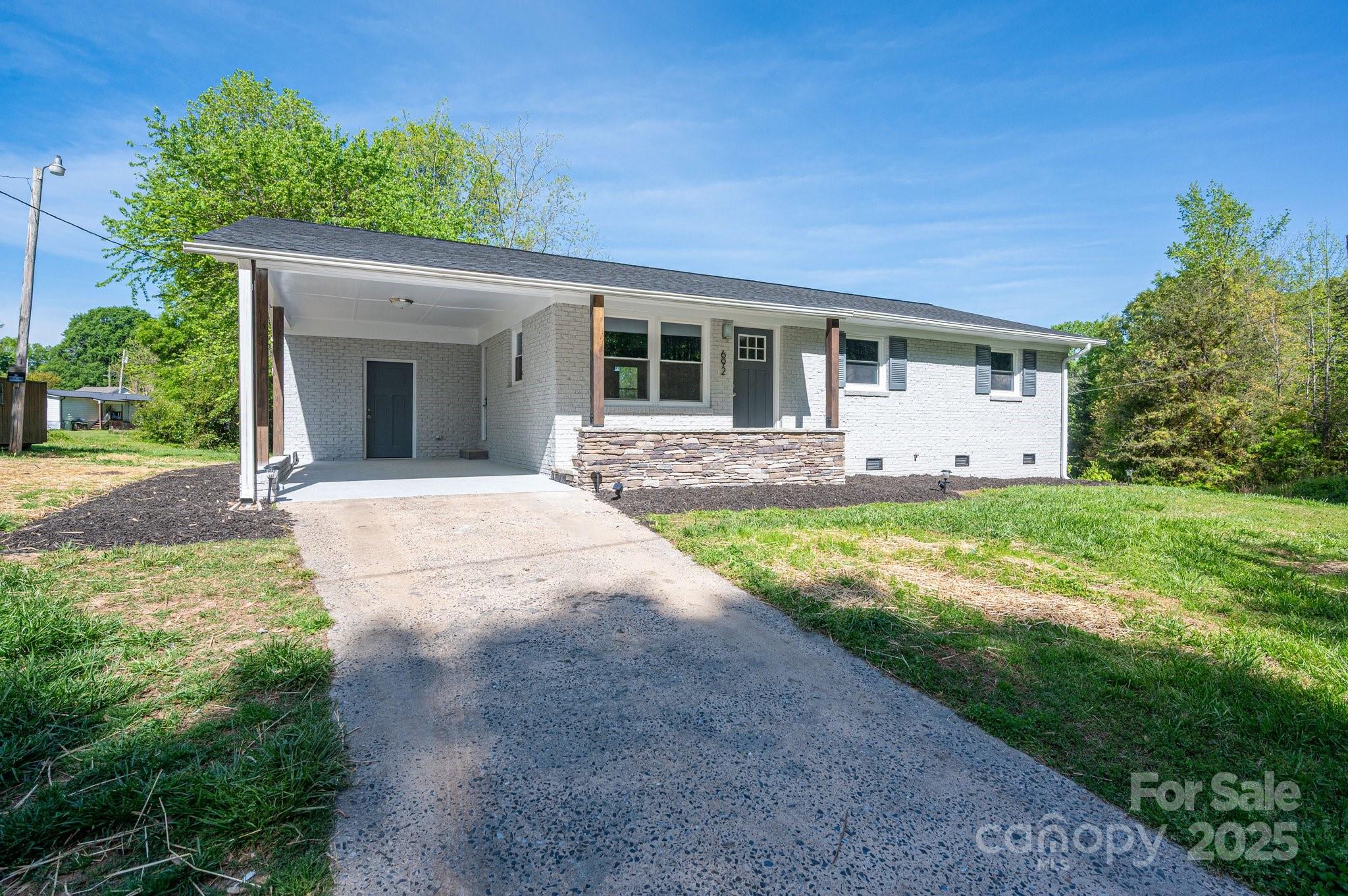 692 S Pink Street Property Photo 4