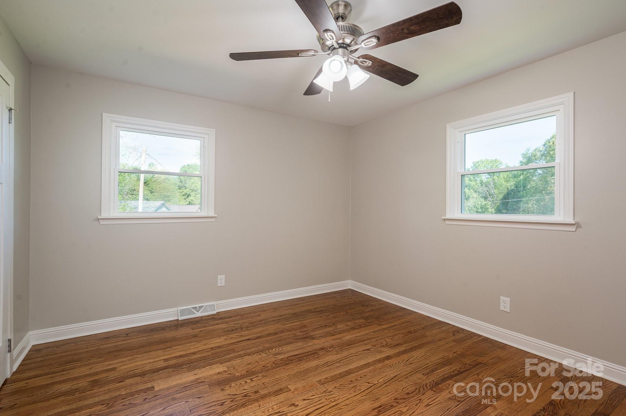 692 S Pink Street Property Photo 24