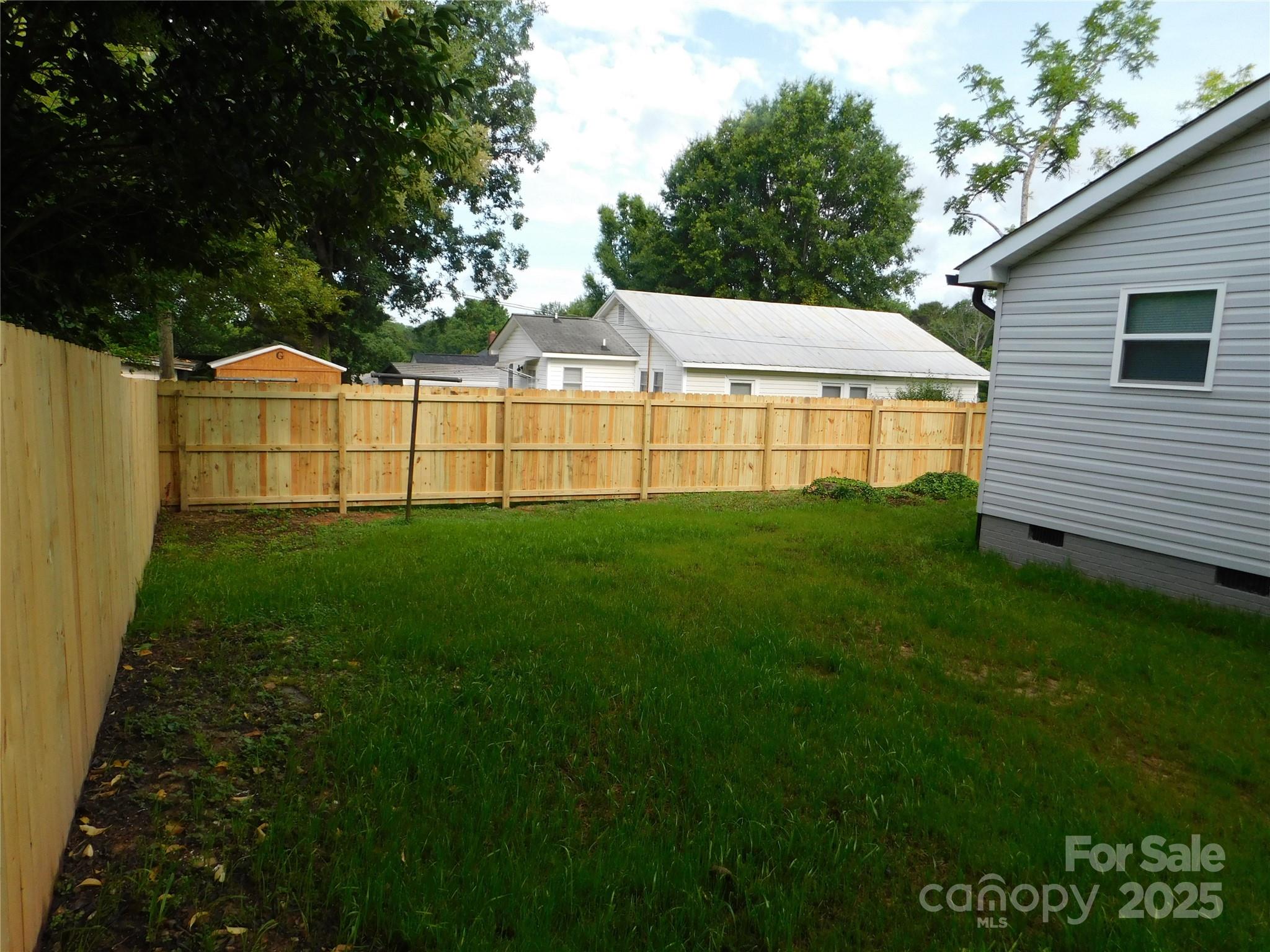 109 W Poplar Street Property Photo 8